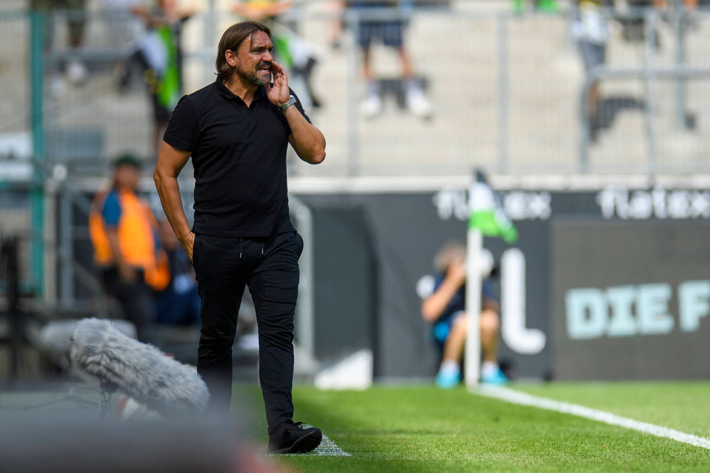 Trainer Daniel Farke beim Testspiel von Borussia Mönchengladbach gegen Real Sociedad San Sebastian am 23. Juli 2022 im Borussia Park. Farke hat die linke Hand am Mund und ruft Anweisungen aufs Spielfeld.