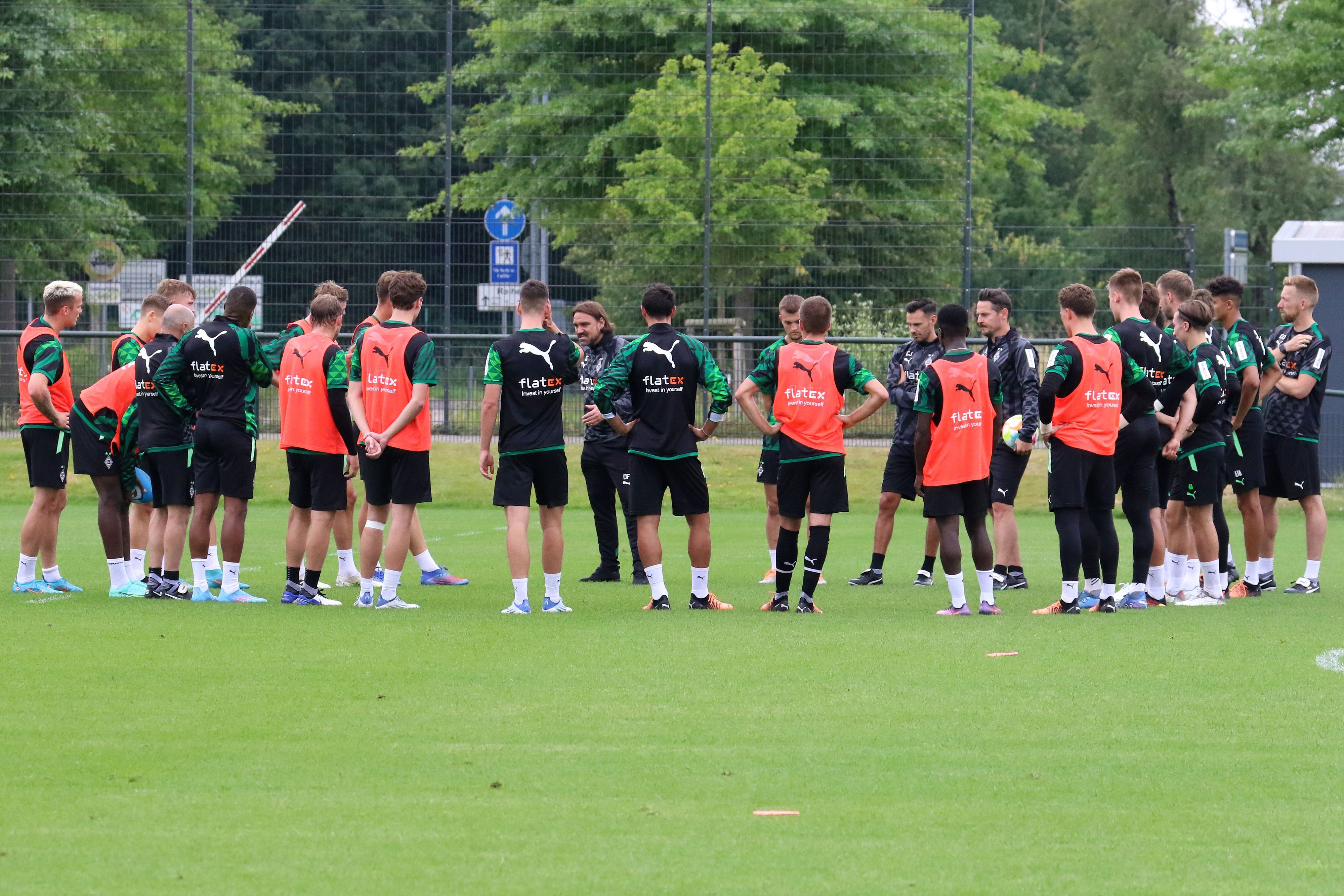 Die Mannschaft von Borussia Mönchengladbach um Trainer Daniel Farke am 27. Juni 2022 beim Training im Borussia-Park. Farke hat die Mannschaft in einem Kreis um sich geschart und spricht zum Team.