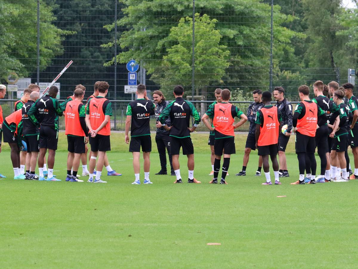 Die Mannschaft von Borussia Mönchengladbach um Trainer Daniel Farke am 27. Juni 2022 beim Training im Borussia-Park. Farke hat die Mannschaft in einem Kreis um sich geschart und spricht zum Team.