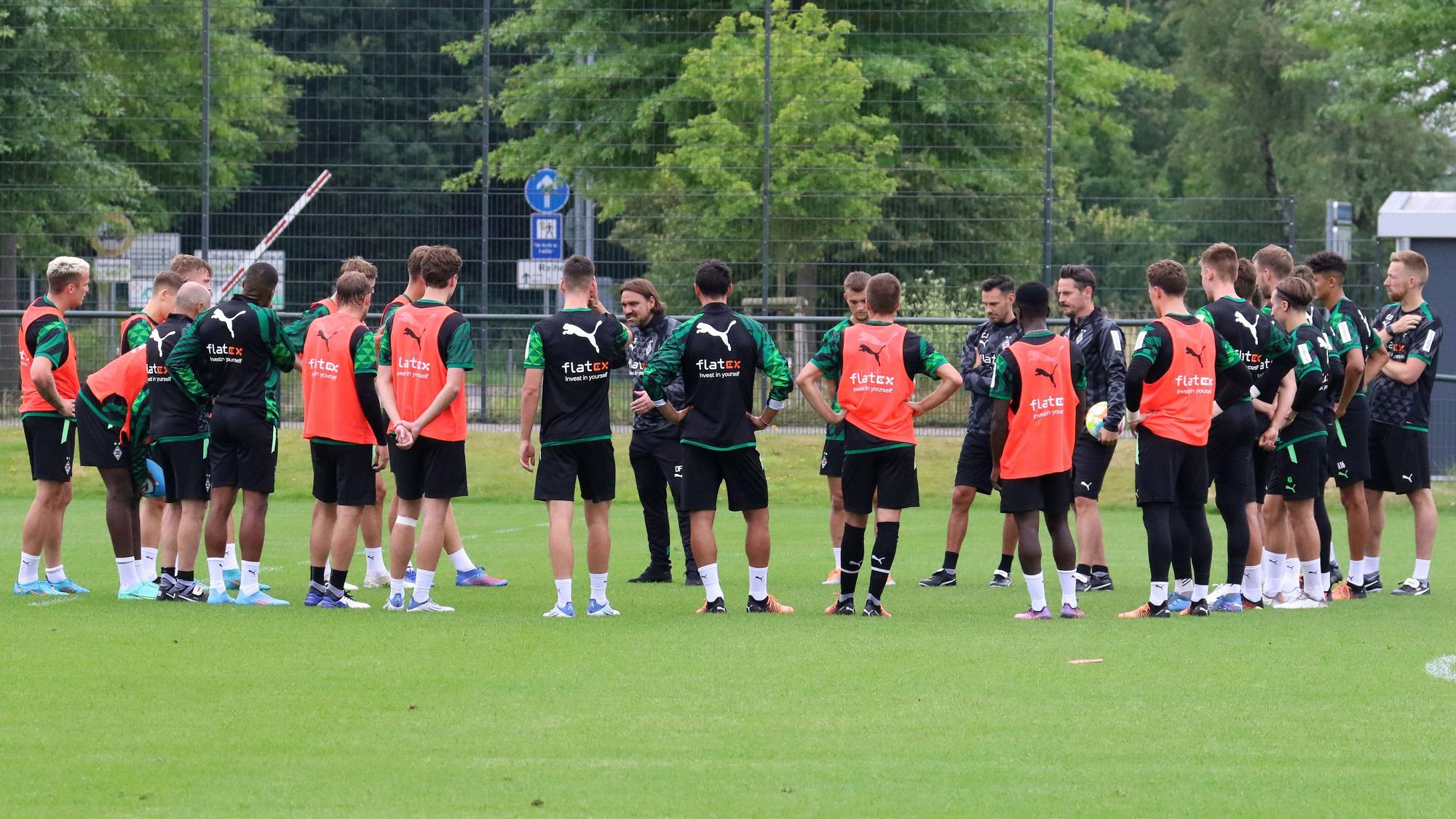 Die Mannschaft von Borussia Mönchengladbach um Trainer Daniel Farke am 27. Juni 2022 beim Training im Borussia-Park. Farke hat die Mannschaft in einem Kreis um sich geschart und spricht zum Team.