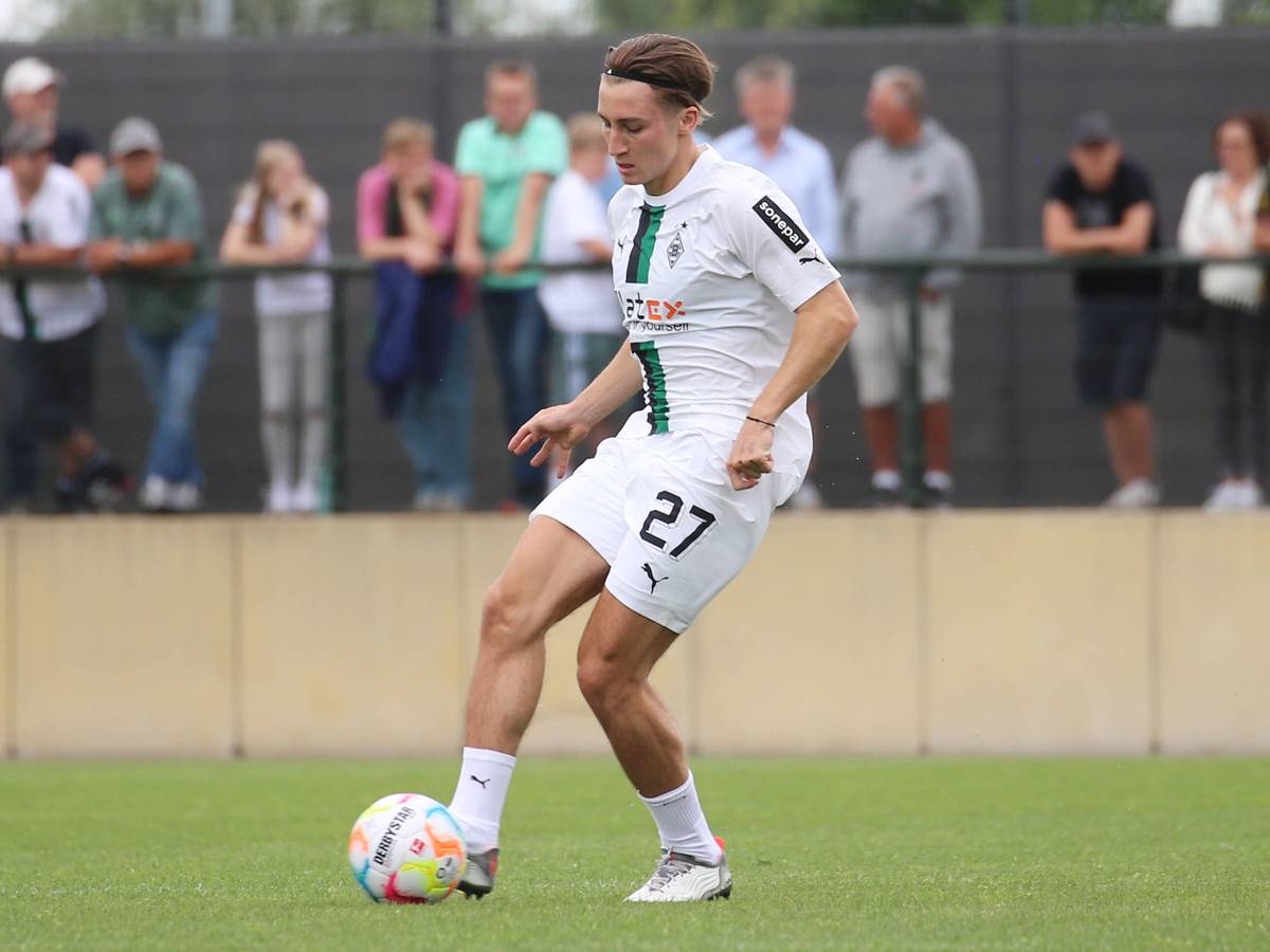 Rocco Reitz am 26. Juni 2022 beim Trainingsauftakt von Borussia Mönchengladbach im Borussia-Park mit seiner neuen Nummer 27. Reitz spielt den Ball mit dem rechten Fuß.