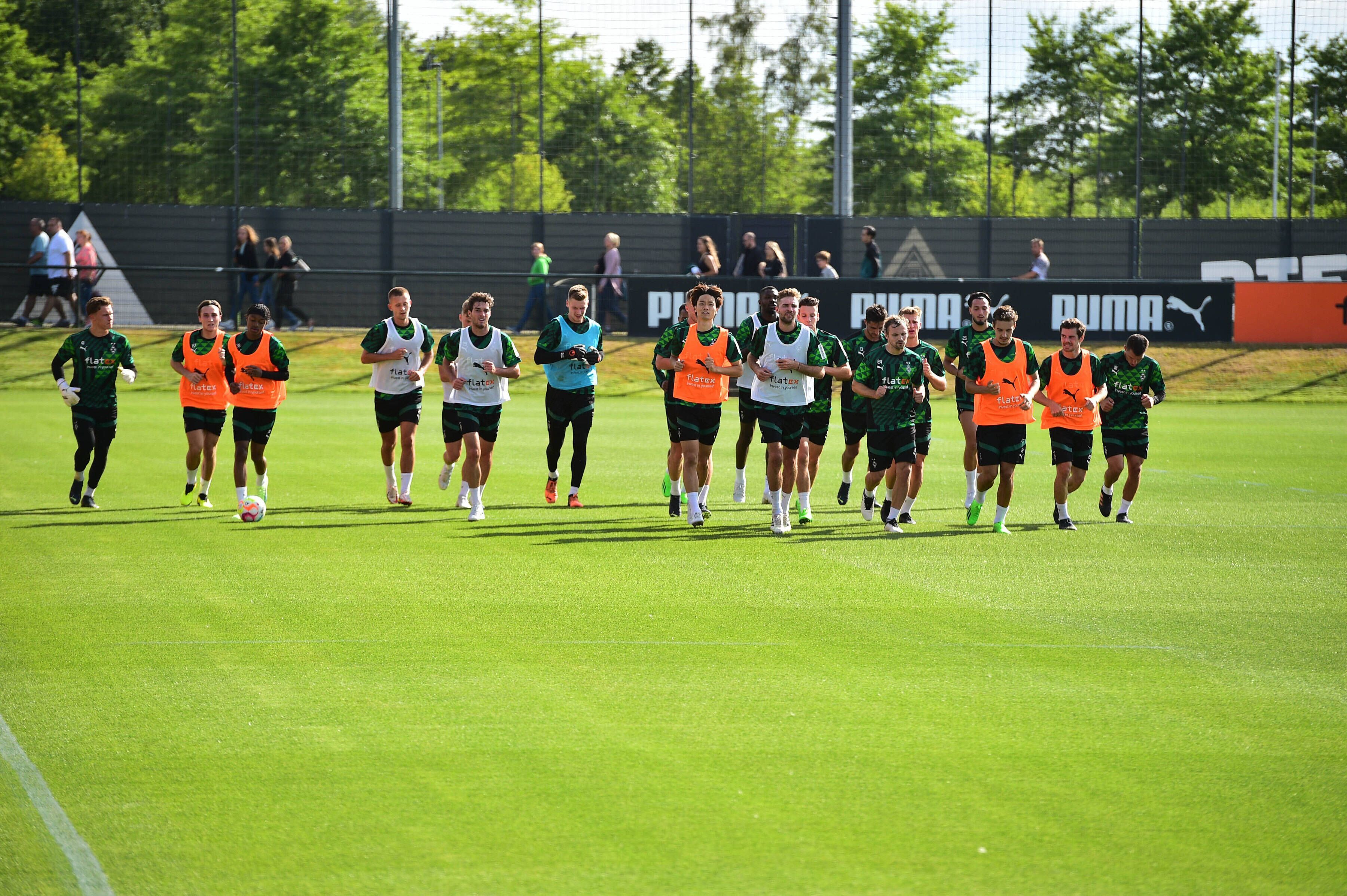 Die Profis von Borussia Mönchengladbach, hier beim lockeren Auslaufen, sind am Mittwoch (27. Juli 2022) in die Vorbereitung auf das erste Pflichtspiel am Sonntag (31. Juli) beim SV Oberachern eingestiegen.