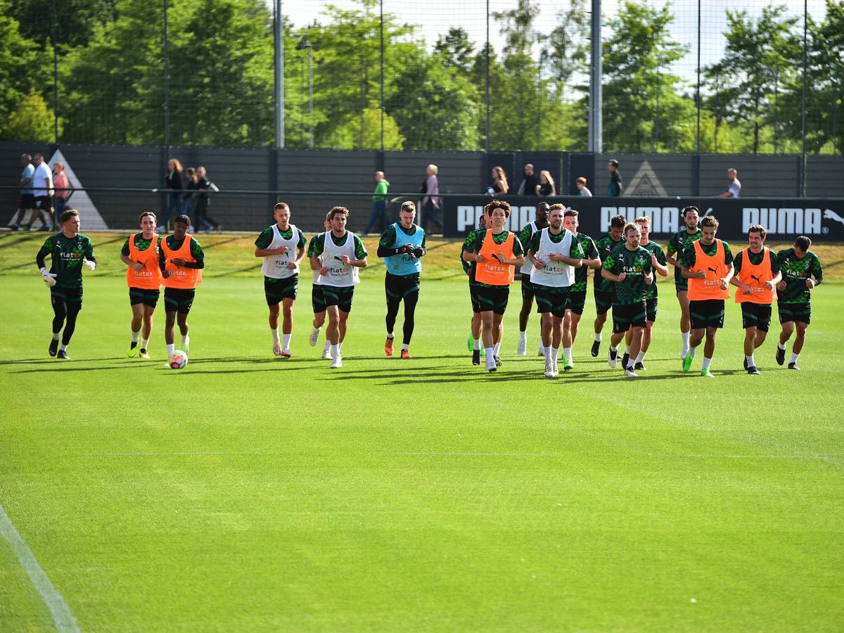 Die Profis von Borussia Mönchengladbach, hier beim lockeren Auslaufen, sind am Mittwoch (27. Juli 2022) in die Vorbereitung auf das erste Pflichtspiel am Sonntag (31. Juli) beim SV Oberachern eingestiegen.