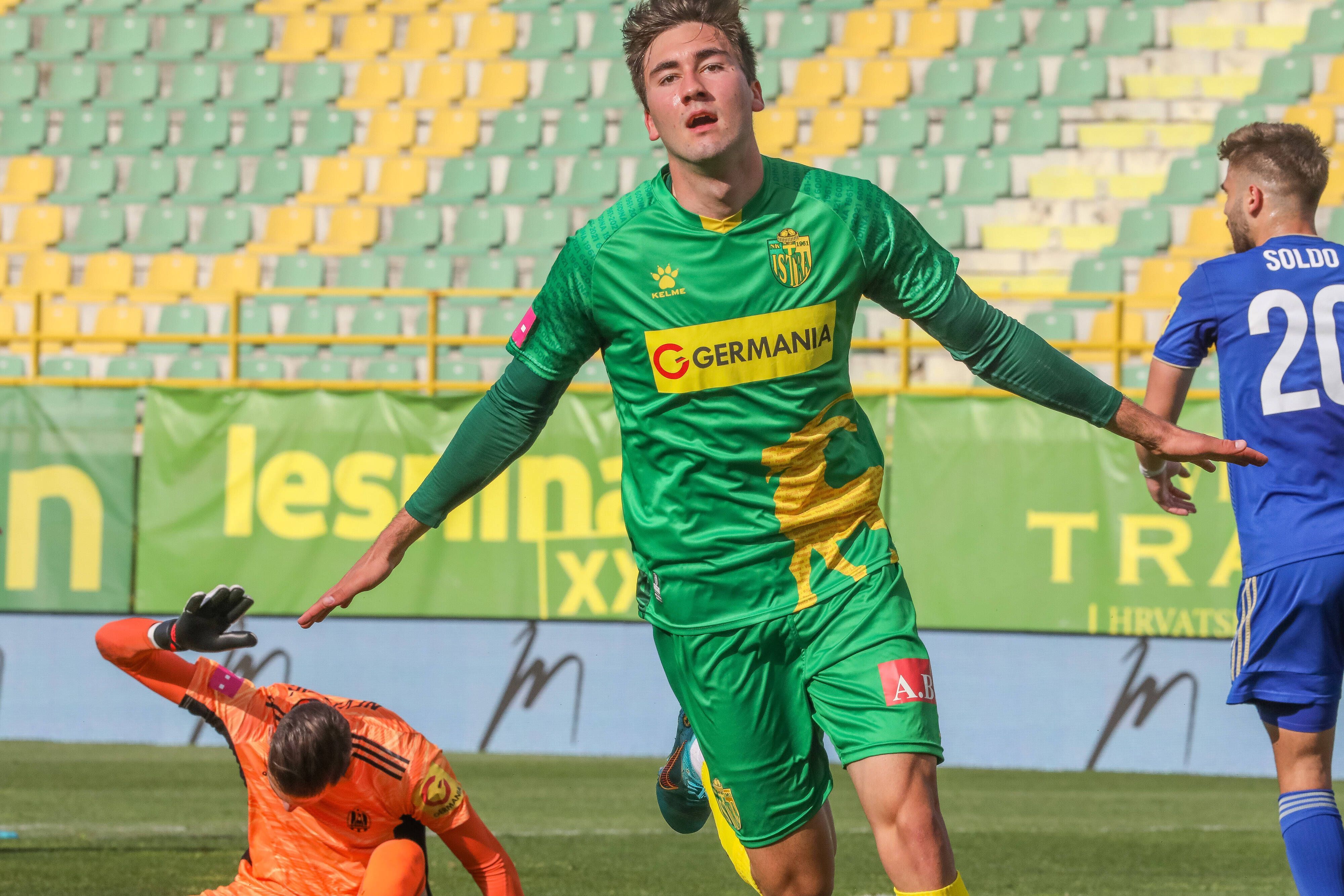 Dion Drena Beljo soll auf der Wunschliste von Borussia Mönchengladbach ganz oben stehen. Das Foto zeigt den Angreifer am 23. April 2022 beim Torjubel im Spiel mit NK Istra gegen NK Lokomotiva.