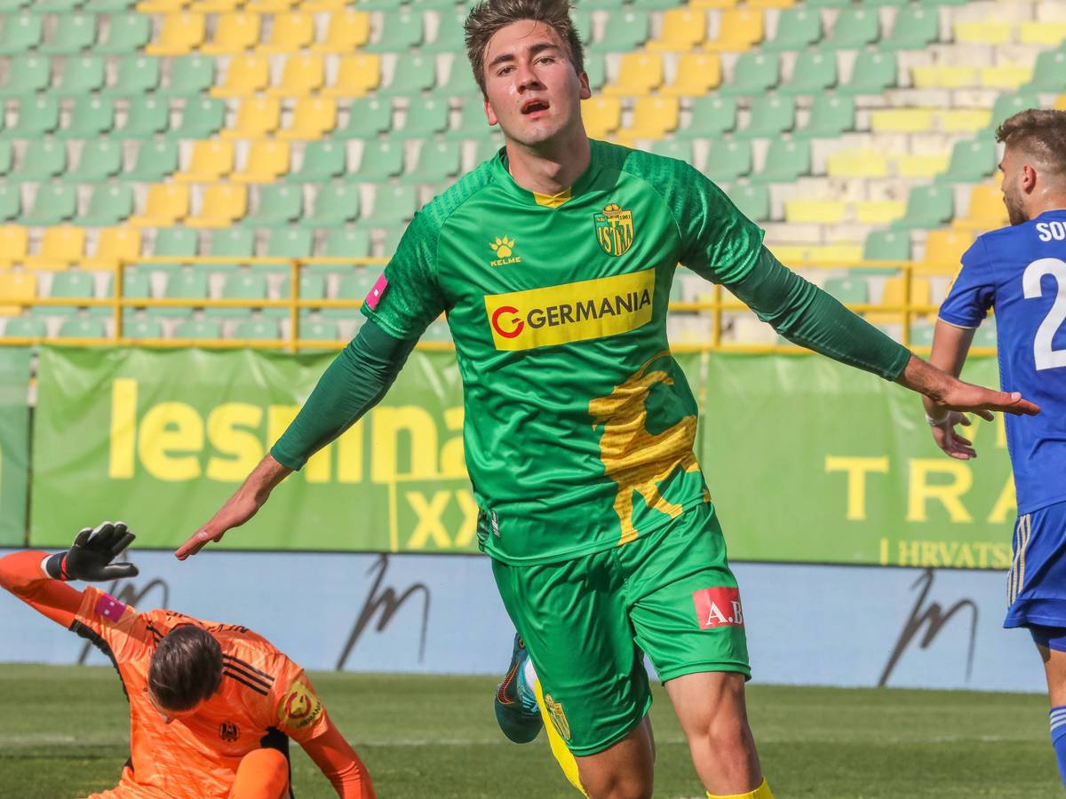 Dion Drena Beljo soll auf der Wunschliste von Borussia Mönchengladbach ganz oben stehen. Das Foto zeigt den Angreifer am 23. April 2022 beim Torjubel im Spiel mit NK Istra gegen NK Lokomotiva.