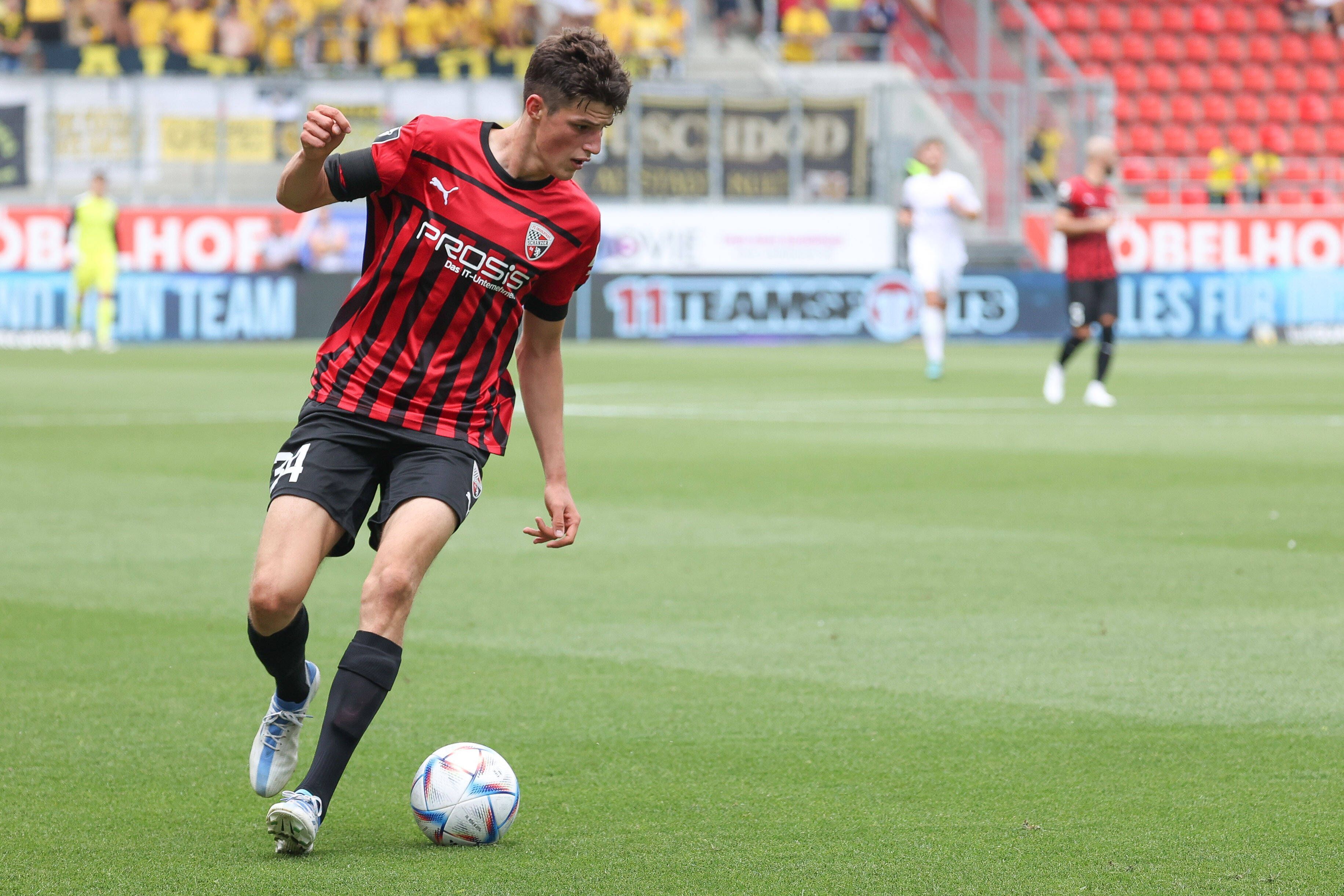 Merlin Röhl vom FC Ingolstadt, hier beim Spiel gegen die SpVgg Bayreuth am 23. Juli 2022, soll das Interesse von Borussia Mönchengladbach und dem SC Freiburg geweckt haben.