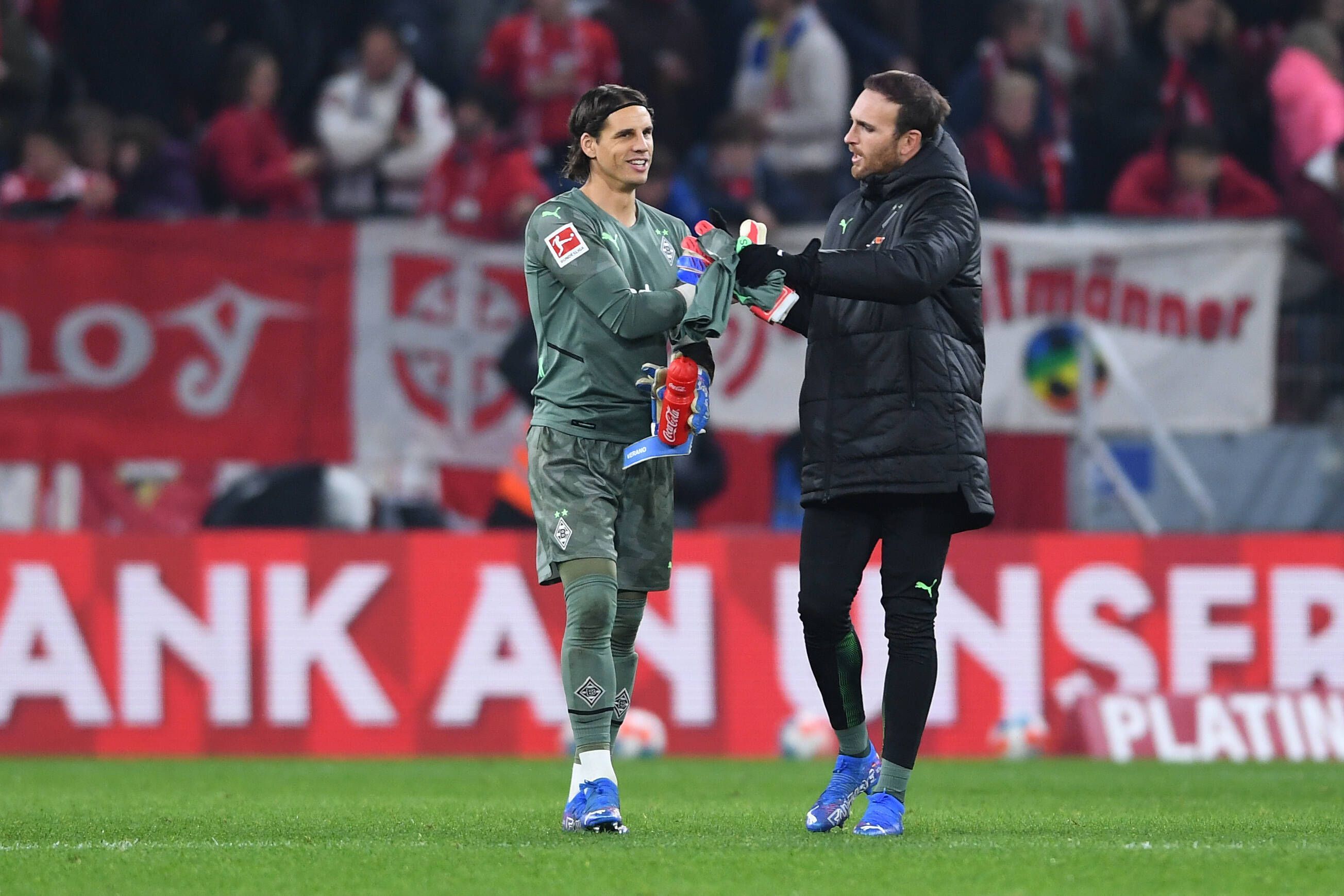 Yann Sommer (l.) ist für das Prokalspiel am Sonntag (31. Juli 2022) fraglich, sein Vertreter Tobias Sippel (r.) fällt definitiv aus. Das Foto zeigt die beiden Torhüter von Borussia Mönchengladbach am 5. November 2021 beim Auswärtsspiel in Mainz.