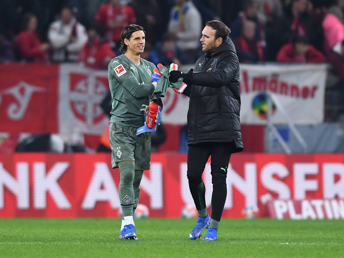 Yann Sommer (l.) ist für das Prokalspiel am Sonntag (31. Juli 2022) fraglich, sein Vertreter Tobias Sippel (r.) fällt definitiv aus. Das Foto zeigt die beiden Torhüter von Borussia Mönchengladbach am 5. November 2021 beim Auswärtsspiel in Mainz.