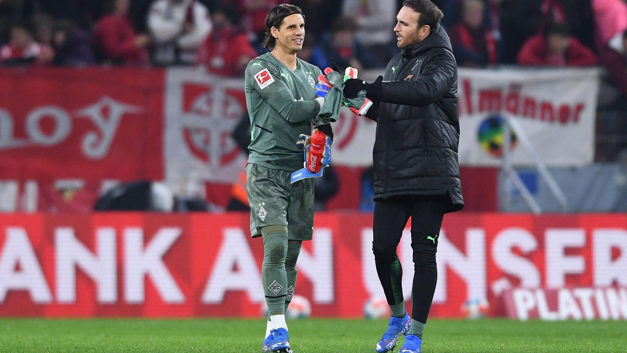 Yann Sommer (l.) ist für das Prokalspiel am Sonntag (31. Juli 2022) fraglich, sein Vertreter Tobias Sippel (r.) fällt definitiv aus. Das Foto zeigt die beiden Torhüter von Borussia Mönchengladbach am 5. November 2021 beim Auswärtsspiel in Mainz.