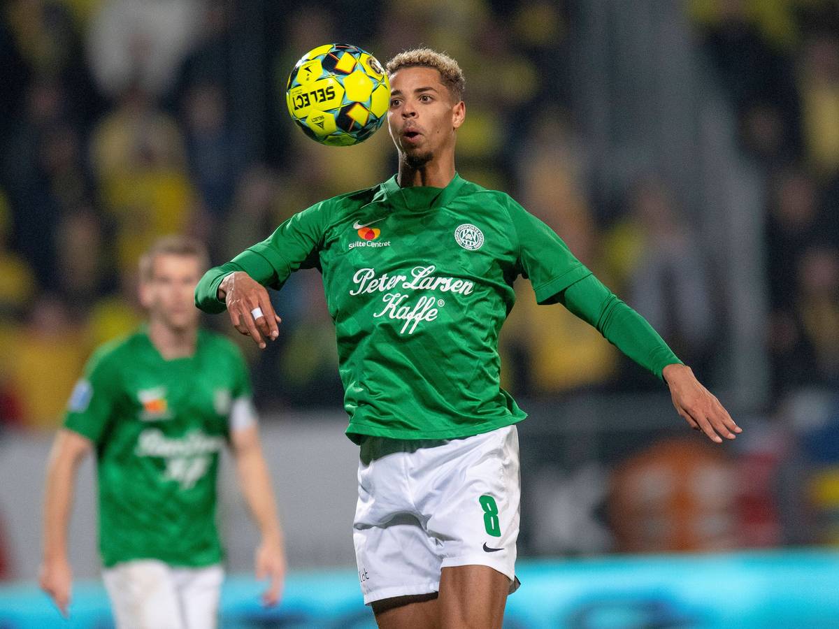 Justin Lonwijk von Viborg FF soll auf der Wunschliste von Borussia Mönchengladbach stehen. Das Foto zeigt ihn am 31. Oktober 2021 beim Match gegen Broendby IF.