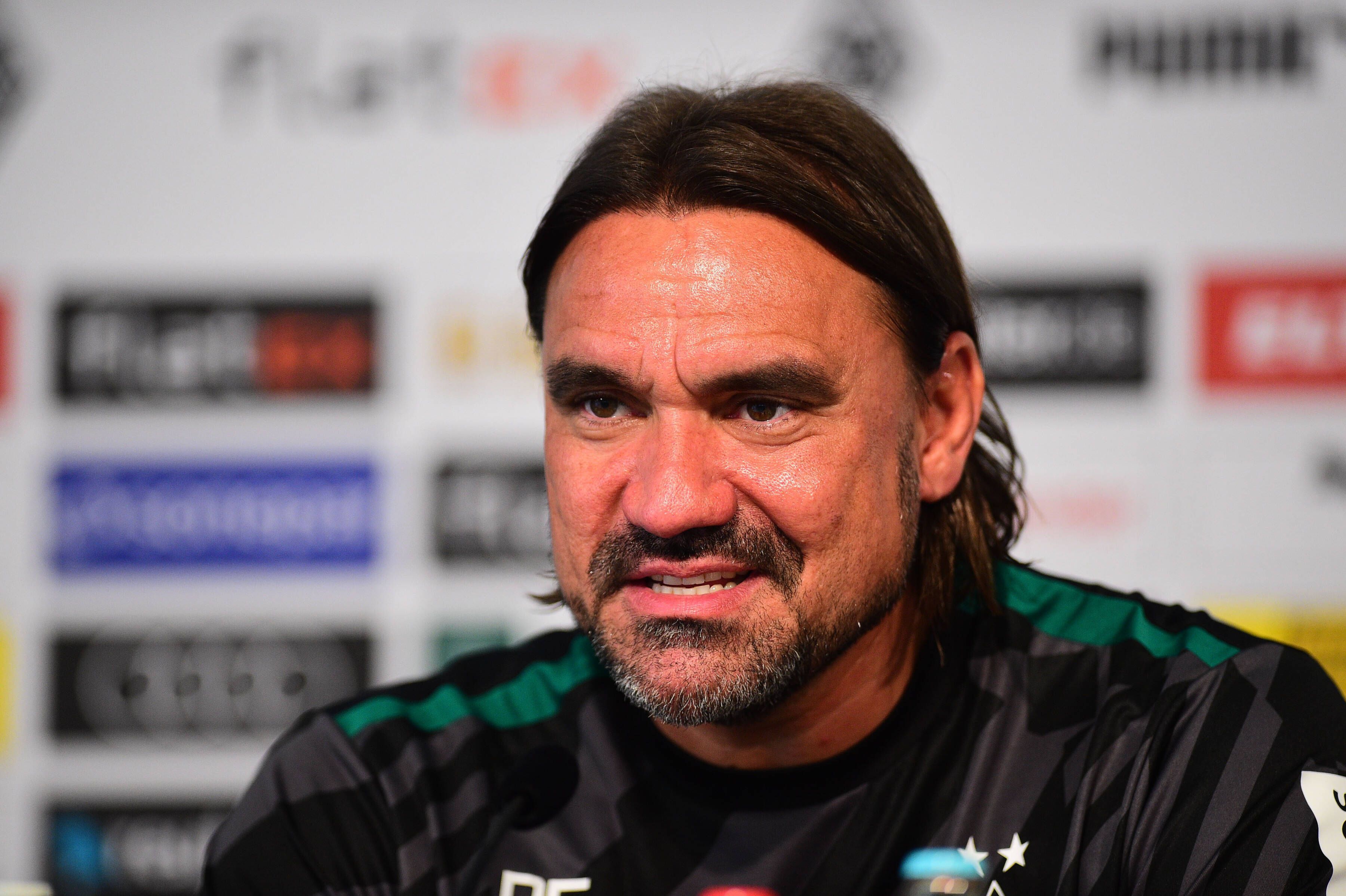 Daniel Farke, Trainer von Borussia Mönchengladbach, freut sich auf das erste Pflichtspiel als Fohlen-Coach. Das Foto zeigt ihn in der Pressekonferenz vor dem Match am Freitag (29. Juli 2022).