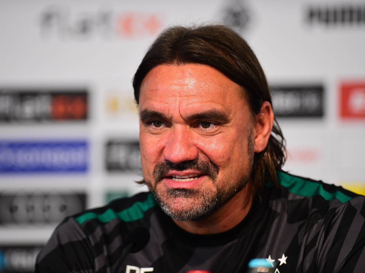 Daniel Farke, Trainer von Borussia Mönchengladbach, freut sich auf das erste Pflichtspiel als Fohlen-Coach. Das Foto zeigt ihn in der Pressekonferenz vor dem Match am Freitag (29. Juli 2022).