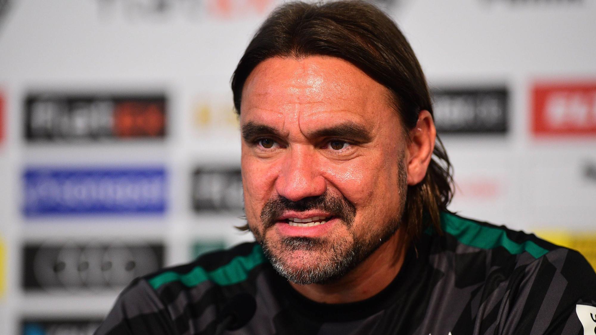 Daniel Farke, Trainer von Borussia Mönchengladbach, freut sich auf das erste Pflichtspiel als Fohlen-Coach. Das Foto zeigt ihn in der Pressekonferenz vor dem Match am Freitag (29. Juli 2022).
