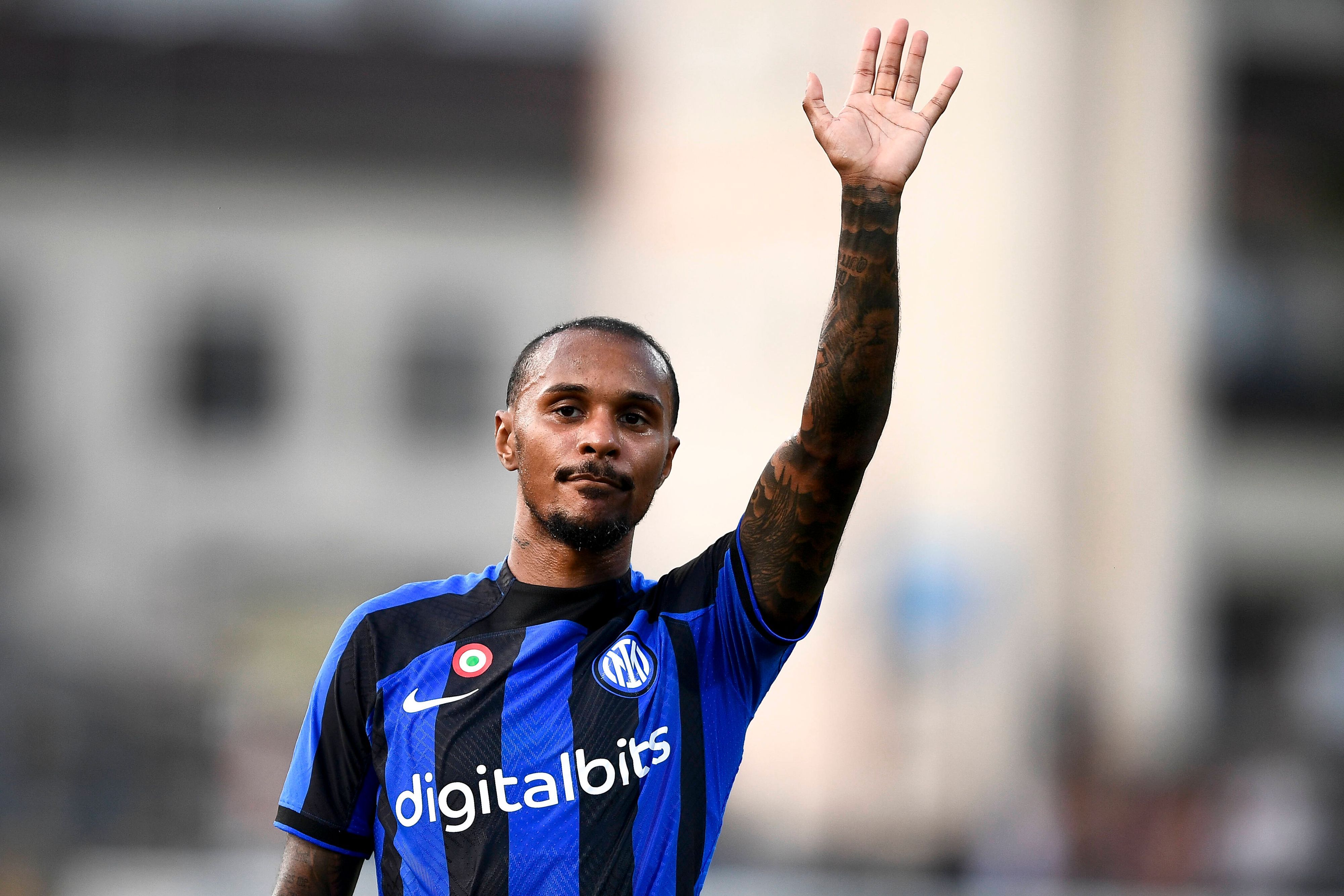 Valentino Lazaro, ehemaliger Spieler von Borussia Mönchengladbach, winkt bei einem Freundschaftsspiel mit Inter Mailand gegen den FC Lugano am 12. Juli 2022 den Fans.