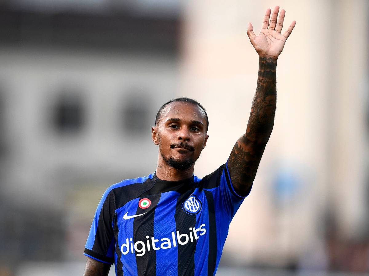 Valentino Lazaro, ehemaliger Spieler von Borussia Mönchengladbach, winkt bei einem Freundschaftsspiel mit Inter Mailand gegen den FC Lugano am 12. Juli 2022 den Fans.