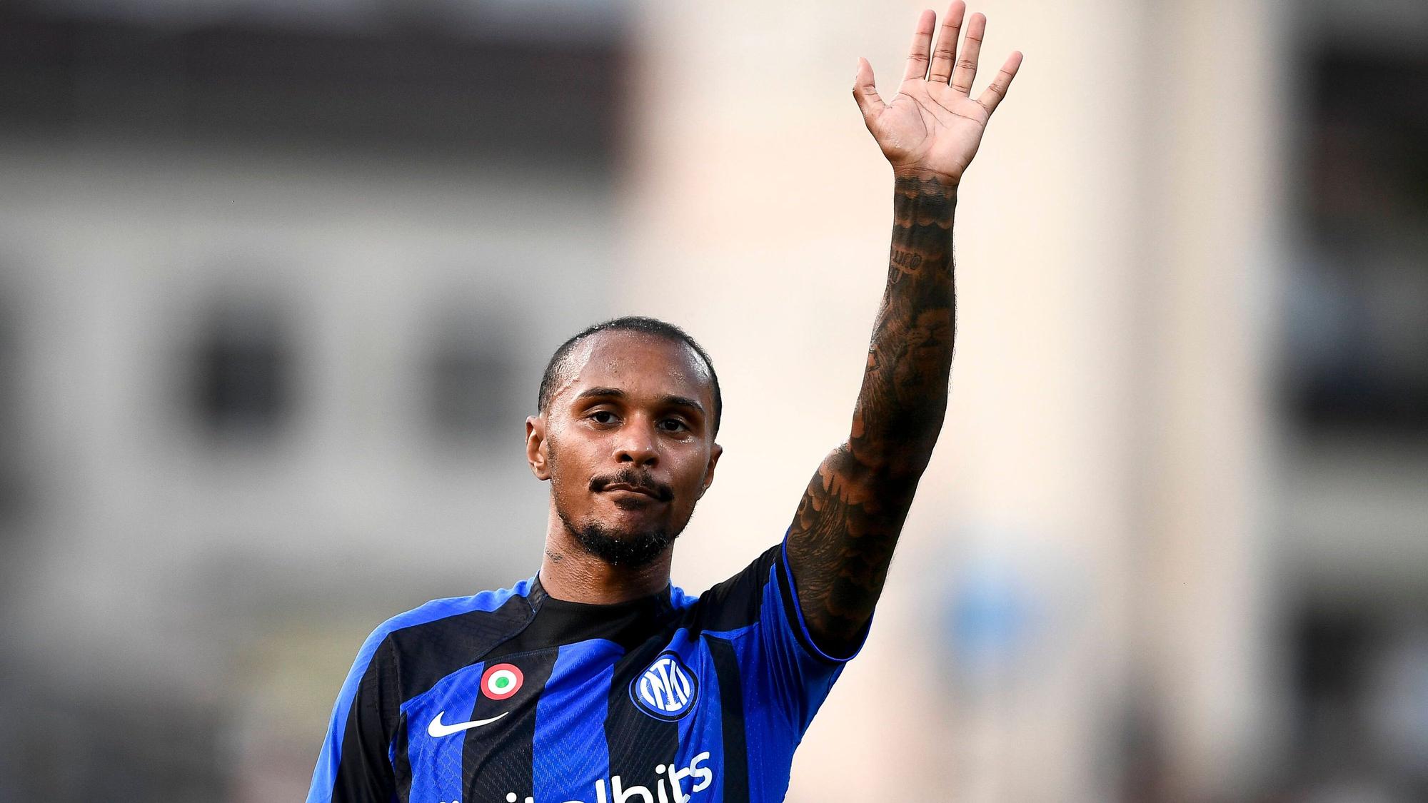 Valentino Lazaro, ehemaliger Spieler von Borussia Mönchengladbach, winkt bei einem Freundschaftsspiel mit Inter Mailand gegen den FC Lugano am 12. Juli 2022 den Fans.