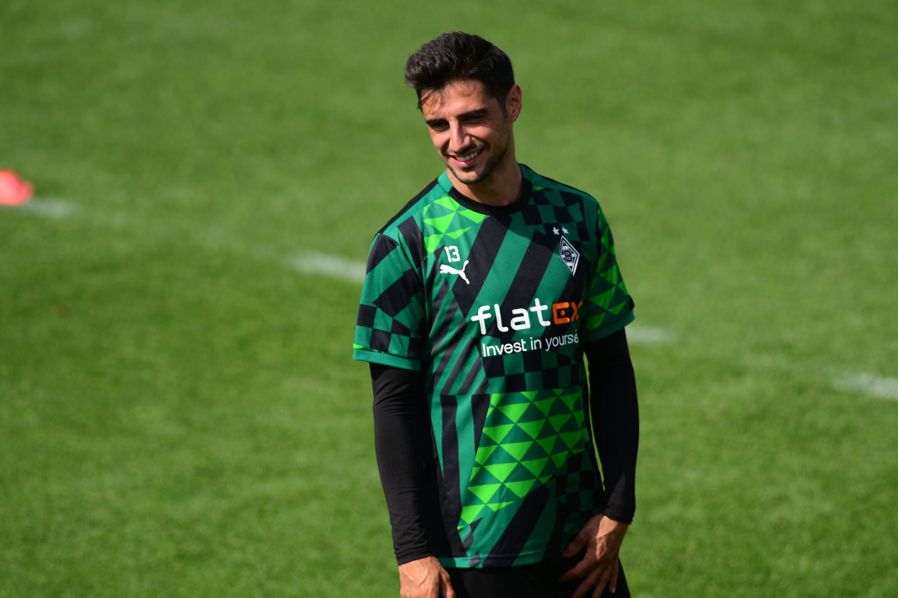 Lars Stindl, Kapitän von Borussia Mönchengladbach, lächelnd bei einer Trainingseinheit der Fohlen am 29. Juli 2022 im Borussia-Park.