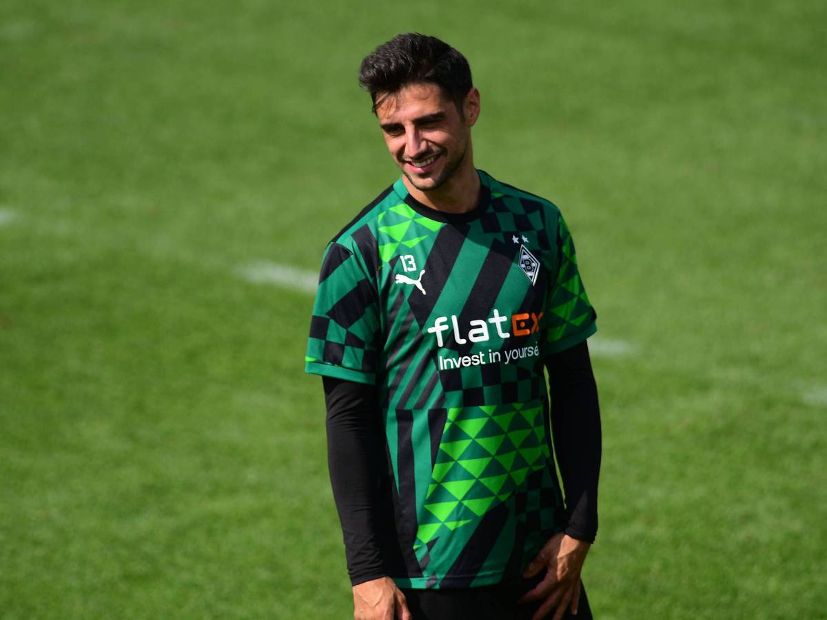 Lars Stindl, Kapitän von Borussia Mönchengladbach, lächelnd bei einer Trainingseinheit der Fohlen am 29. Juli 2022 im Borussia-Park.