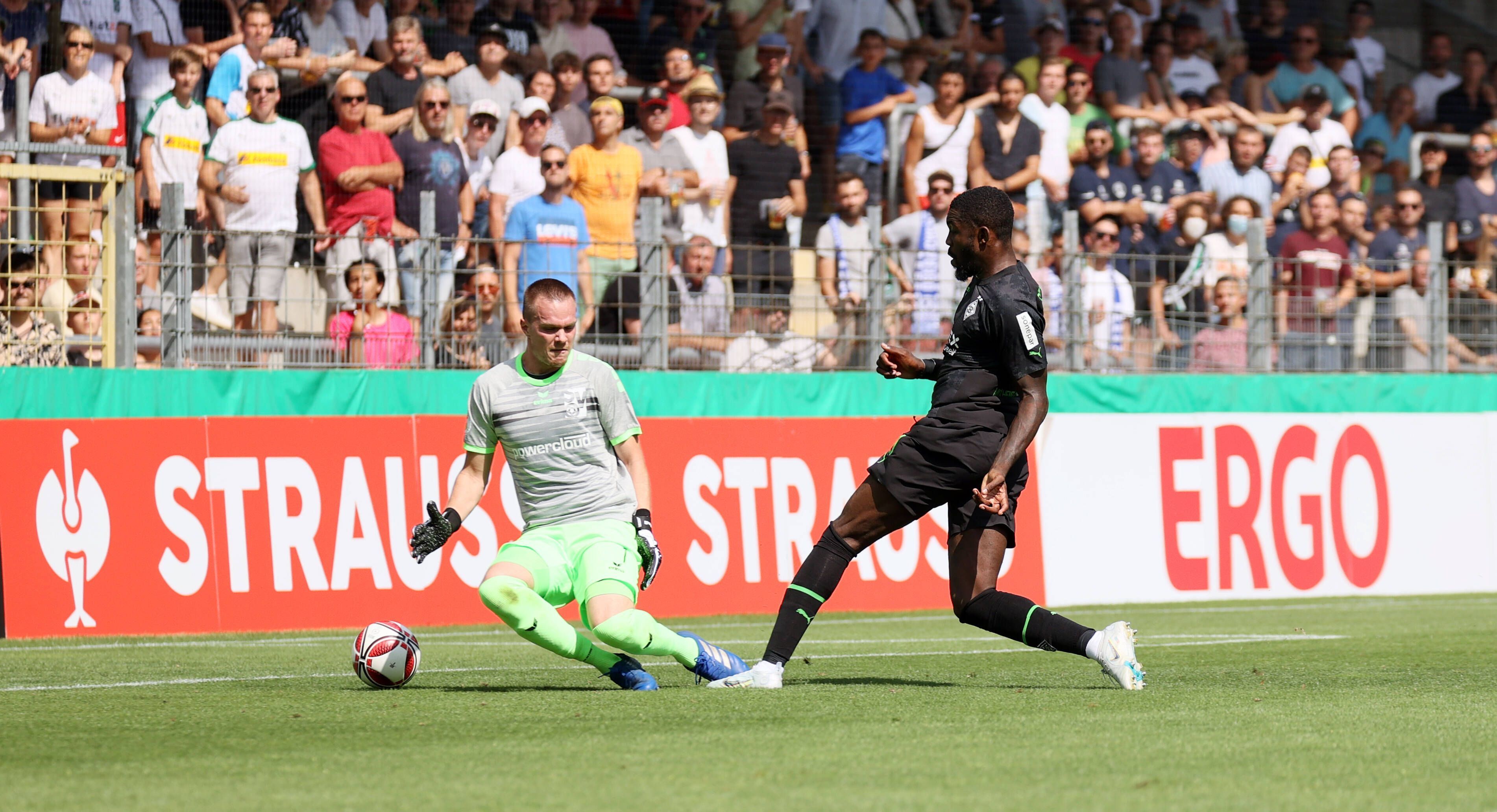 Borussia Mönchengladbach hat am Sonntag (31. Juli 2022) in der ersten DFB-Pokal-Runde einen 9:1-Sieg beim SV Oberachern erzielt. Marcus Thuram (r.) gelang dabei ein lupenreiner Hattrick in der ersten Halbzeit. Das Foto zeigt ihn beim 2:0 im Duell mit Torhüter Mark Redl.