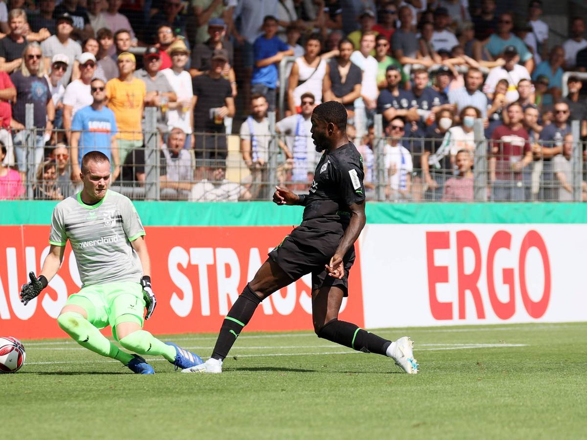 Borussia Mönchengladbach hat am Sonntag (31. Juli 2022) in der ersten DFB-Pokal-Runde einen 9:1-Sieg beim SV Oberachern erzielt. Marcus Thuram (r.) gelang dabei ein lupenreiner Hattrick in der ersten Halbzeit. Das Foto zeigt ihn beim 2:0 im Duell mit Torhüter Mark Redl.