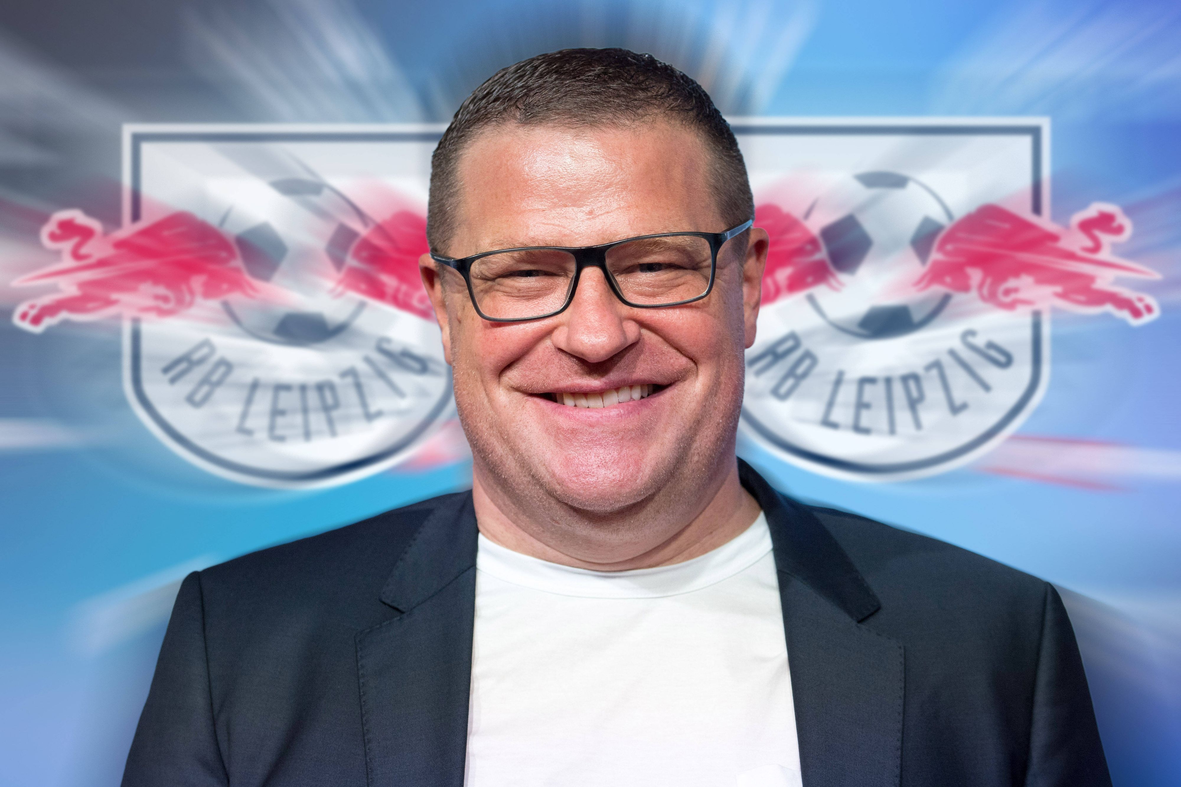 FOTOMONTAGE: Medien: Eberl verhandelt mit RB Leipzig. Max EBERL, Max Eberl, Ex-Manager von Borussia Mönchengladbach, soll vor einem baldigen Bundesliga-Comeback stehen. Das Foto zeigt ihn vor dem Logo der „Roten Bullen“ in einer Fotomontage.