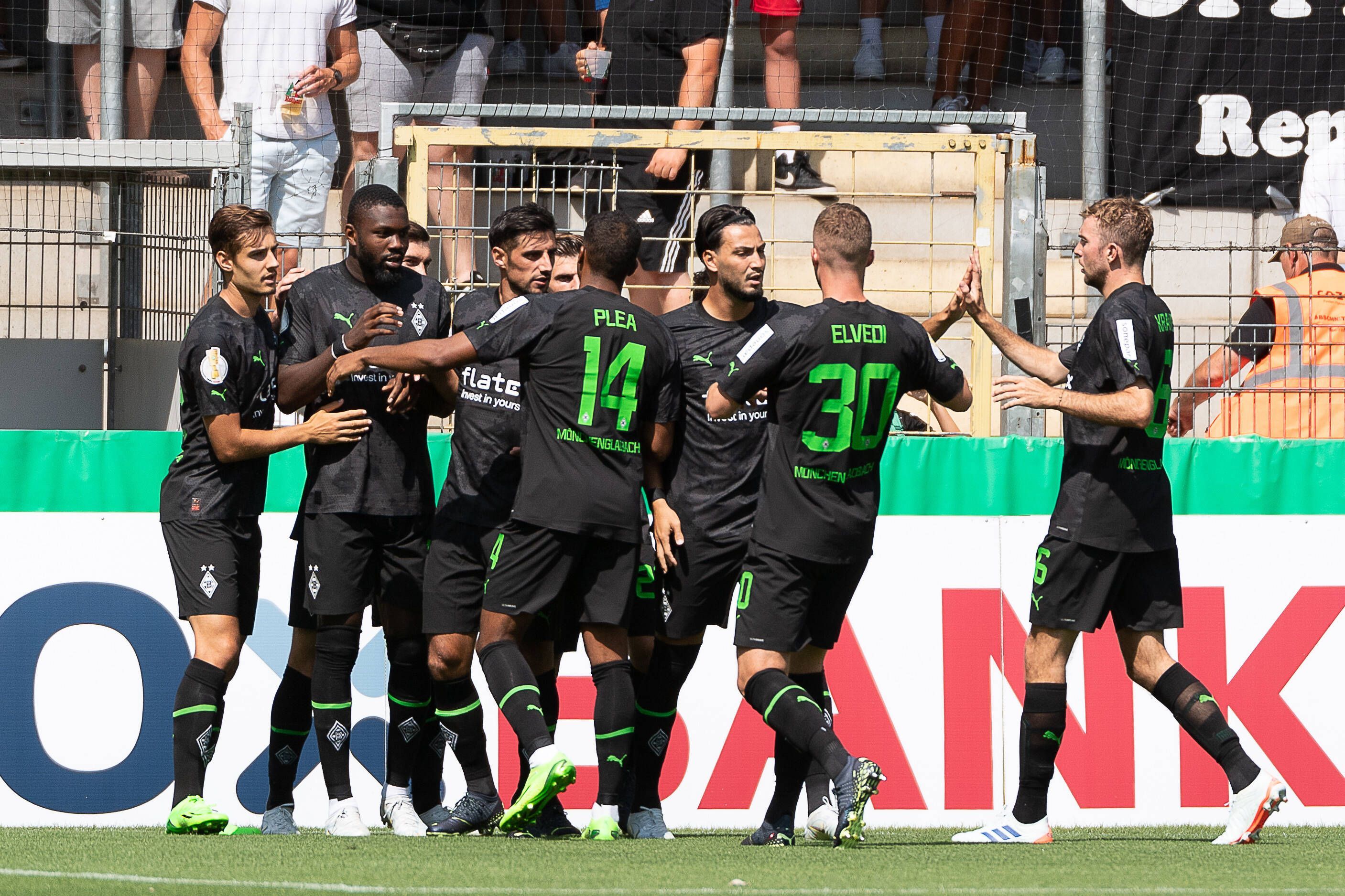 Die Mannschaft von Borussia Mönchengladbach jubelt über ein Tor im DFB-Pokalspiel beim SV Oberachern am 31. Juli 2022 in Freiburg. Zu sehen sind (v.l.n.r.) Florian Neuhaus, Marcus Thuram, Lars Stindl, Alassane Plea, Ramy Bensebaini, Nico Elvedi und Christoph Kramer.