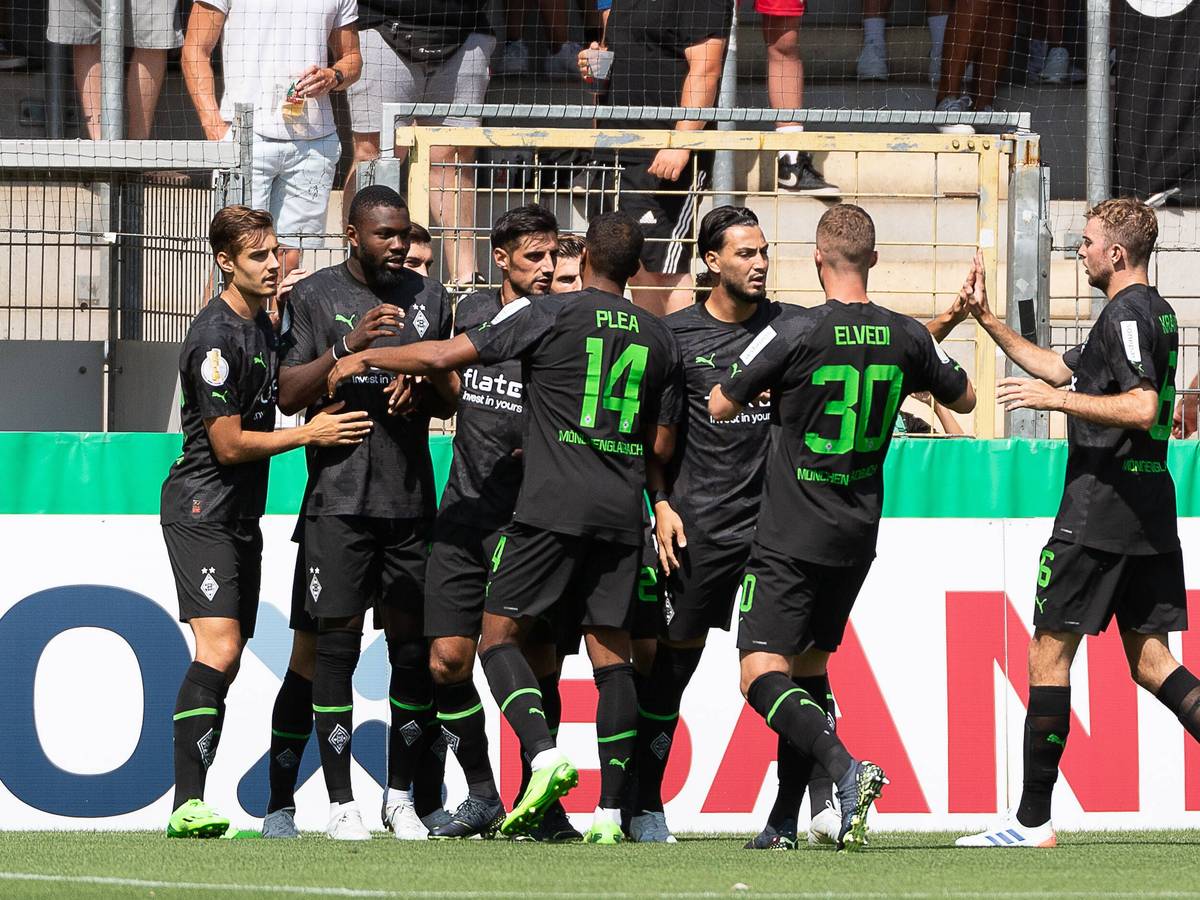 Die Mannschaft von Borussia Mönchengladbach jubelt über ein Tor im DFB-Pokalspiel beim SV Oberachern am 31. Juli 2022 in Freiburg. Zu sehen sind (v.l.n.r.) Florian Neuhaus, Marcus Thuram, Lars Stindl, Alassane Plea, Ramy Bensebaini, Nico Elvedi und Christoph Kramer.
