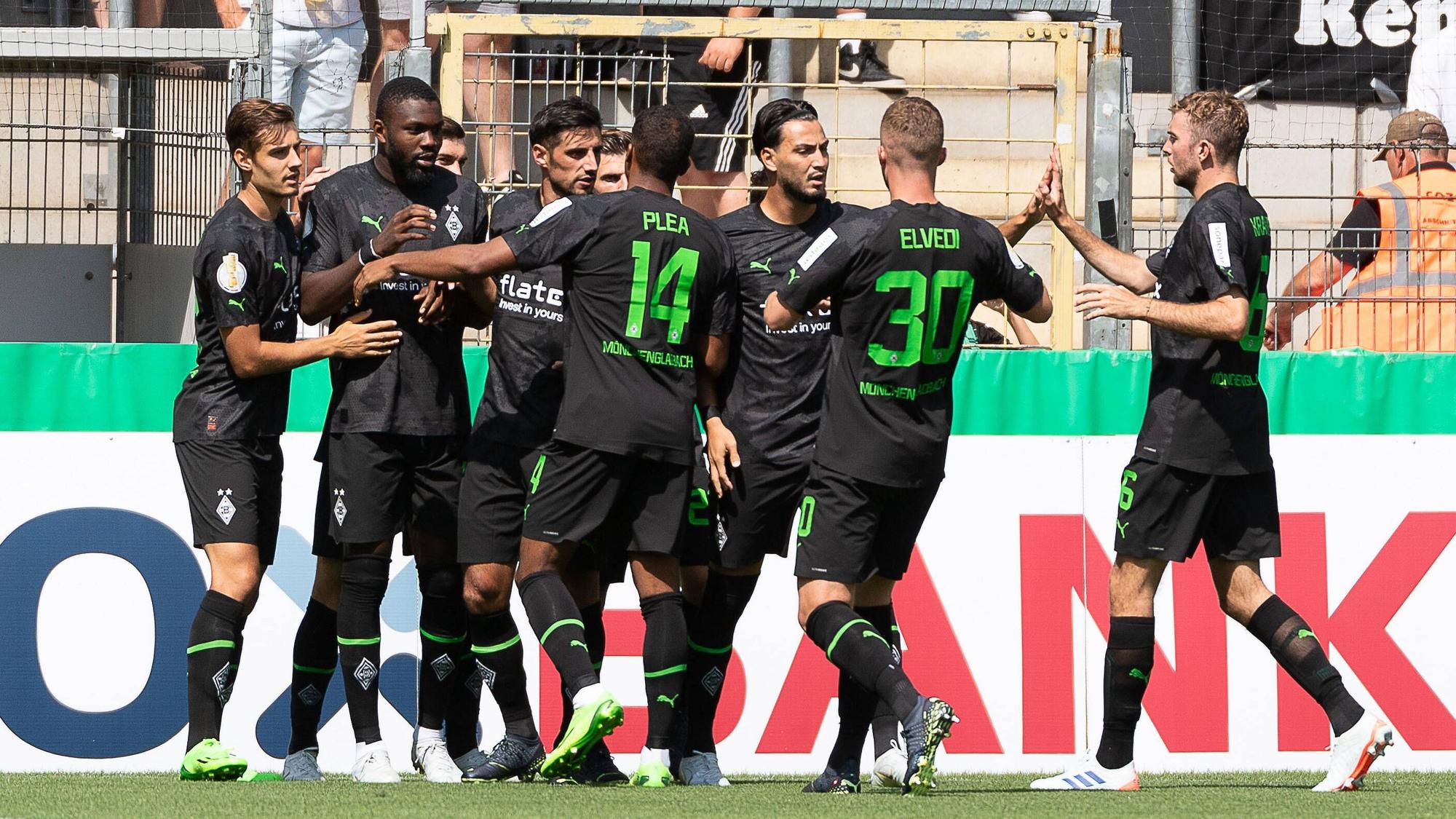 Die Mannschaft von Borussia Mönchengladbach jubelt über ein Tor im DFB-Pokalspiel beim SV Oberachern am 31. Juli 2022 in Freiburg. Zu sehen sind (v.l.n.r.) Florian Neuhaus, Marcus Thuram, Lars Stindl, Alassane Plea, Ramy Bensebaini, Nico Elvedi und Christoph Kramer.