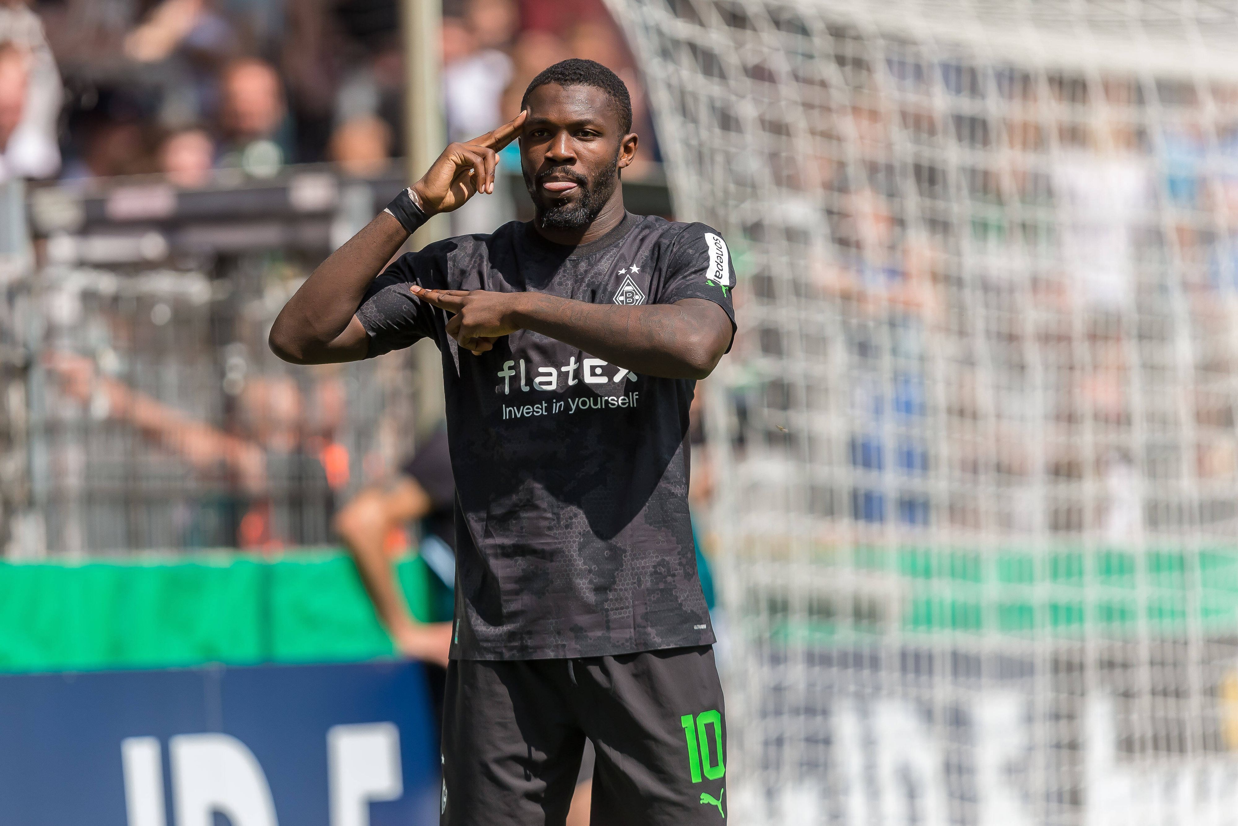 Gladbach-Stürmer Marcus Thuram feiert einen seiner drei Treffer im DFB-Pokal-Duell (31. Juli 2022) gegen SV Oberachern im Freiburger Dreisamstadion. Thuram macht eine Geste.