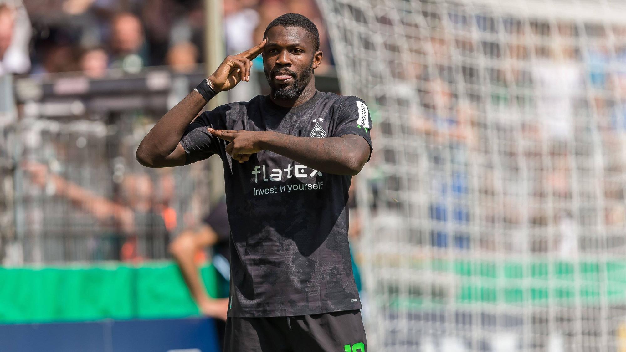 Gladbach-Stürmer Marcus Thuram feiert einen seiner drei Treffer im DFB-Pokal-Duell (31. Juli 2022) gegen SV Oberachern im Freiburger Dreisamstadion. Thuram macht eine Geste.