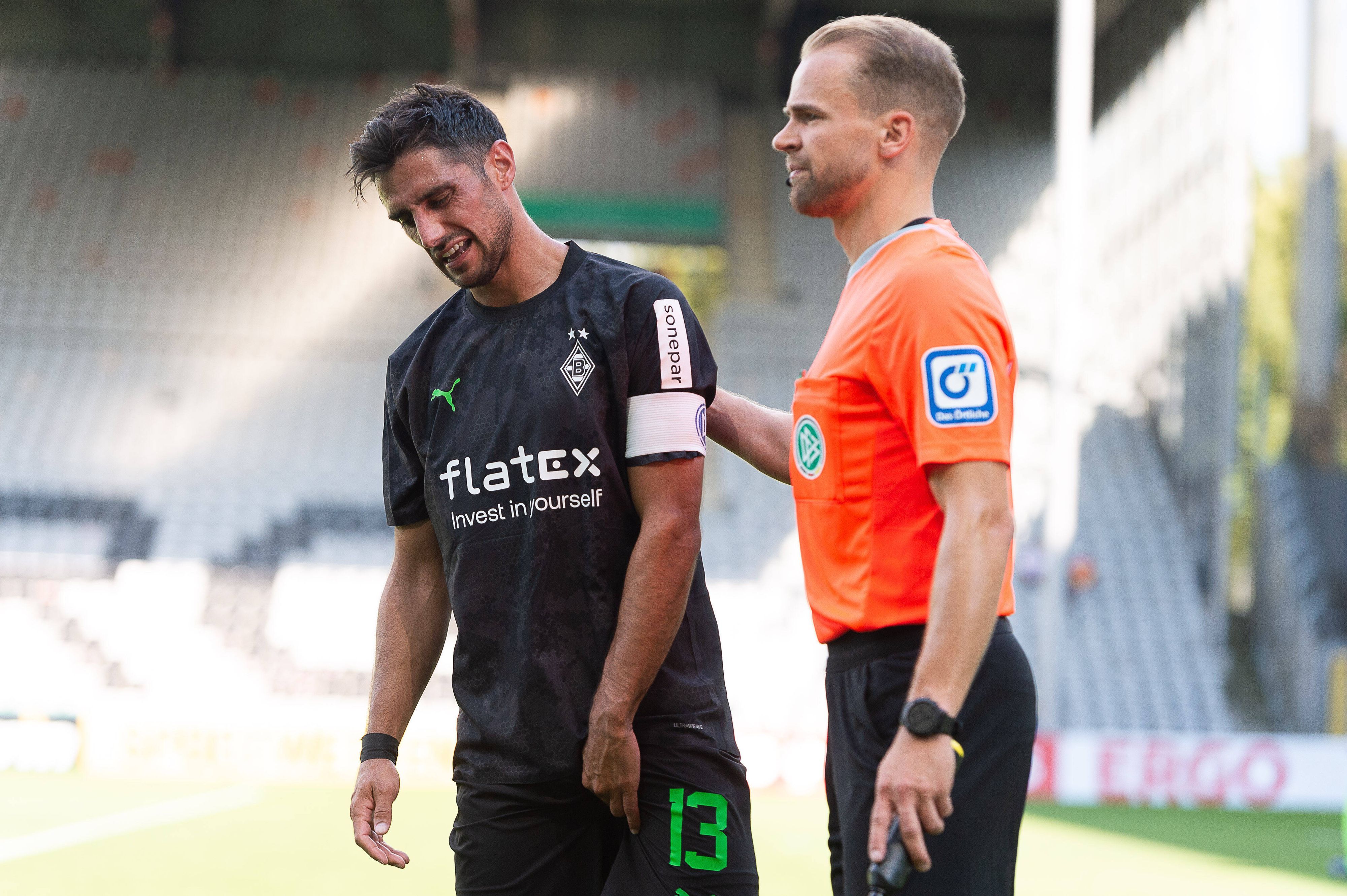 Lars Stindl von Borussia Mönchengladbach fasst sich im Pokal-Spiel gegen den SV Oberachern in Freiburg ans Bein.