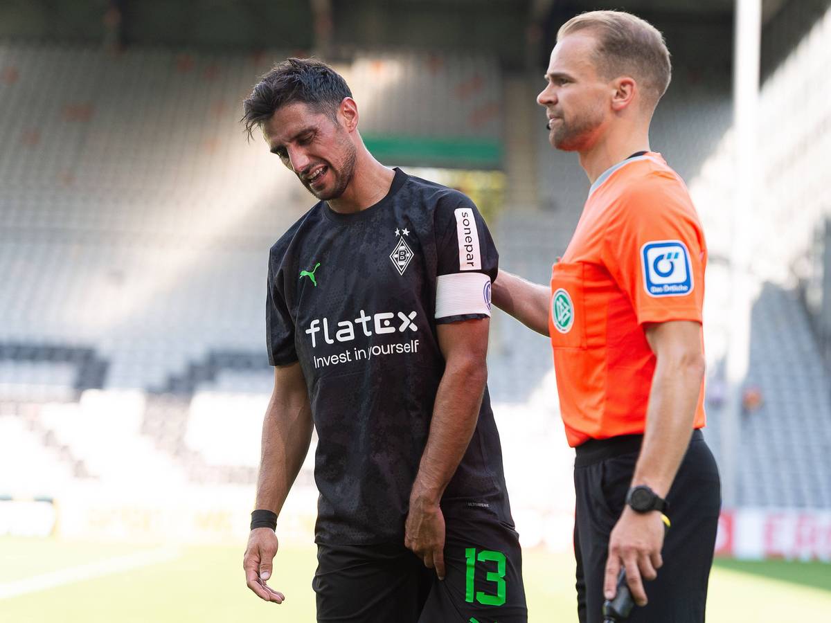 Lars Stindl von Borussia Mönchengladbach fasst sich im Pokal-Spiel gegen den SV Oberachern in Freiburg ans Bein.