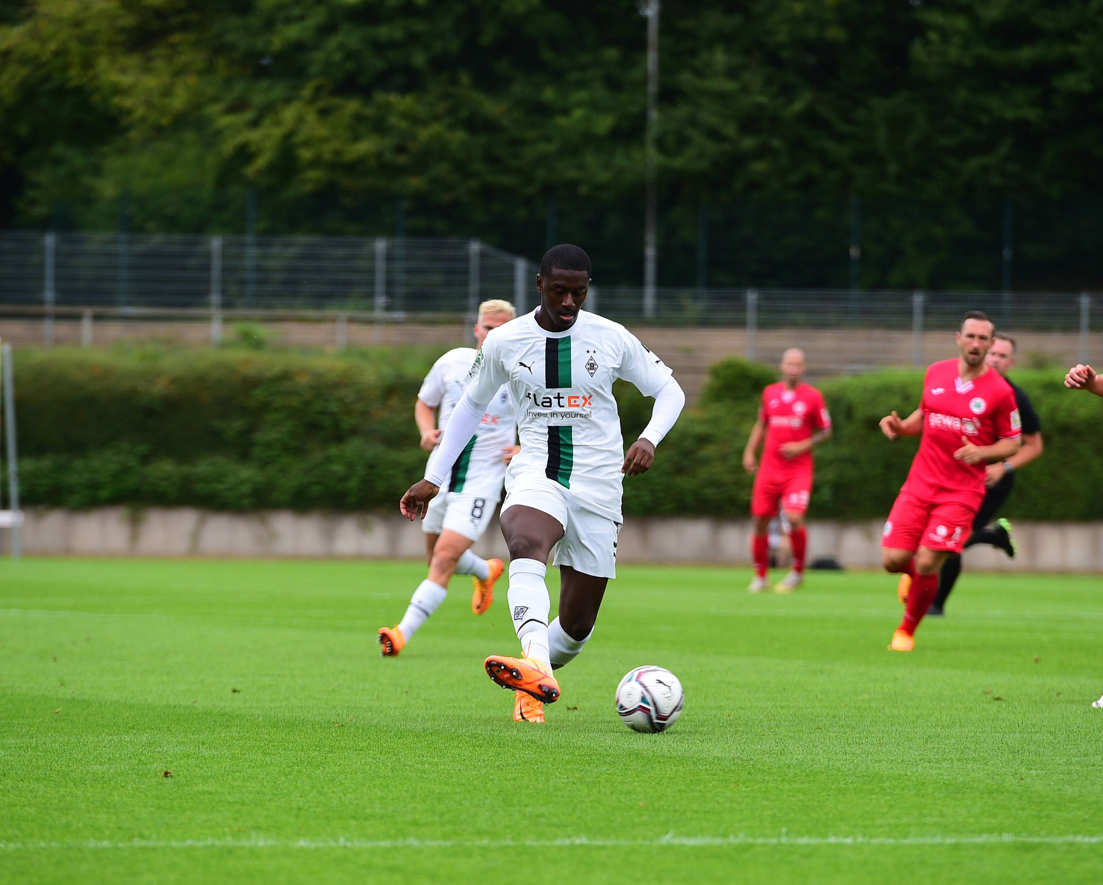 Die U23 von Borussia Mönchengladbach hat sich am Sonntag (31. Juli 2022) in der Regionalliga West ein 3:3 gegen RW Oberhausen erkämpft. Das Foto zeigt Gladbachs Mamadou Doucouré am Ball.