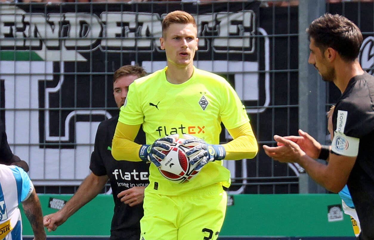 Moritz Nicolas, Torhüter von Borussia Mönchengladbach, hat im DFB-Pokal-Duell (31. Juli 2022) gegen Oberligist SV Oberachern sein Pflichtspieldebüt bei den VfL-Profis gegeben. In dieser Szene hält Nicolas den Ball im Freiburger Stadion sicher fest.