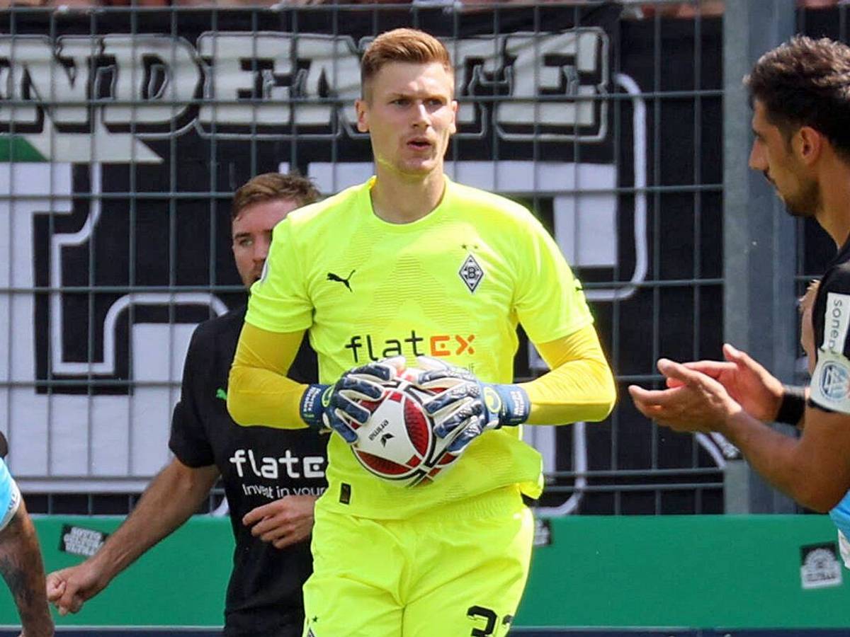Moritz Nicolas, Torhüter von Borussia Mönchengladbach, ist an Roda Kerkrade verliehen worden. Auf diesem Foto ist der Schlussmann im DFB-Pokal-Duell (31. Juli 2022) gegen Oberligist SV Oberachern zu sehen. Er hält den Ball fest.
