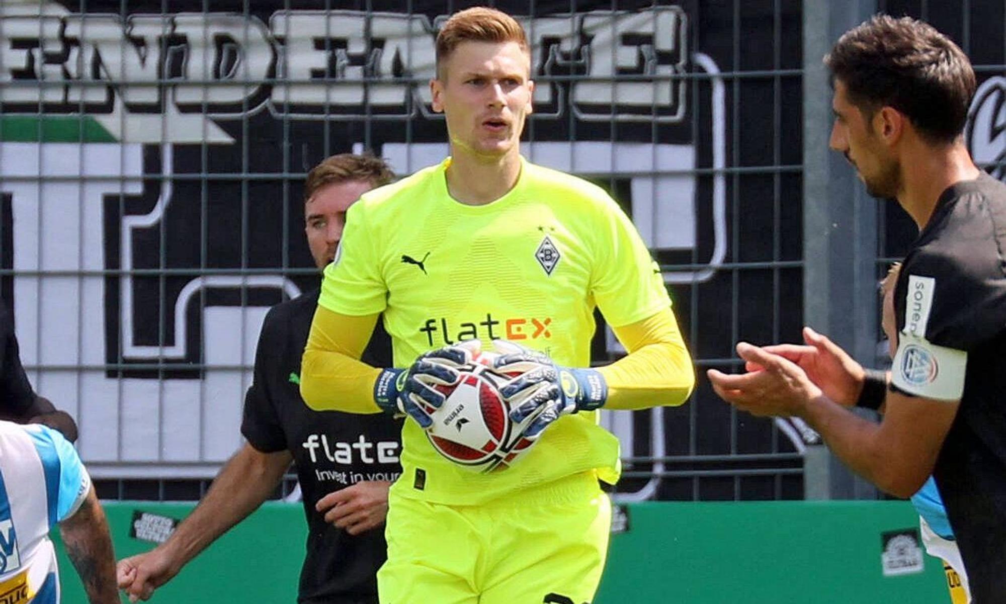 Moritz Nicolas, Torhüter von Borussia Mönchengladbach, ist an Roda Kerkrade verliehen worden. Auf diesem Foto ist der Schlussmann im DFB-Pokal-Duell (31. Juli 2022) gegen Oberligist SV Oberachern zu sehen. Er hält den Ball fest.
