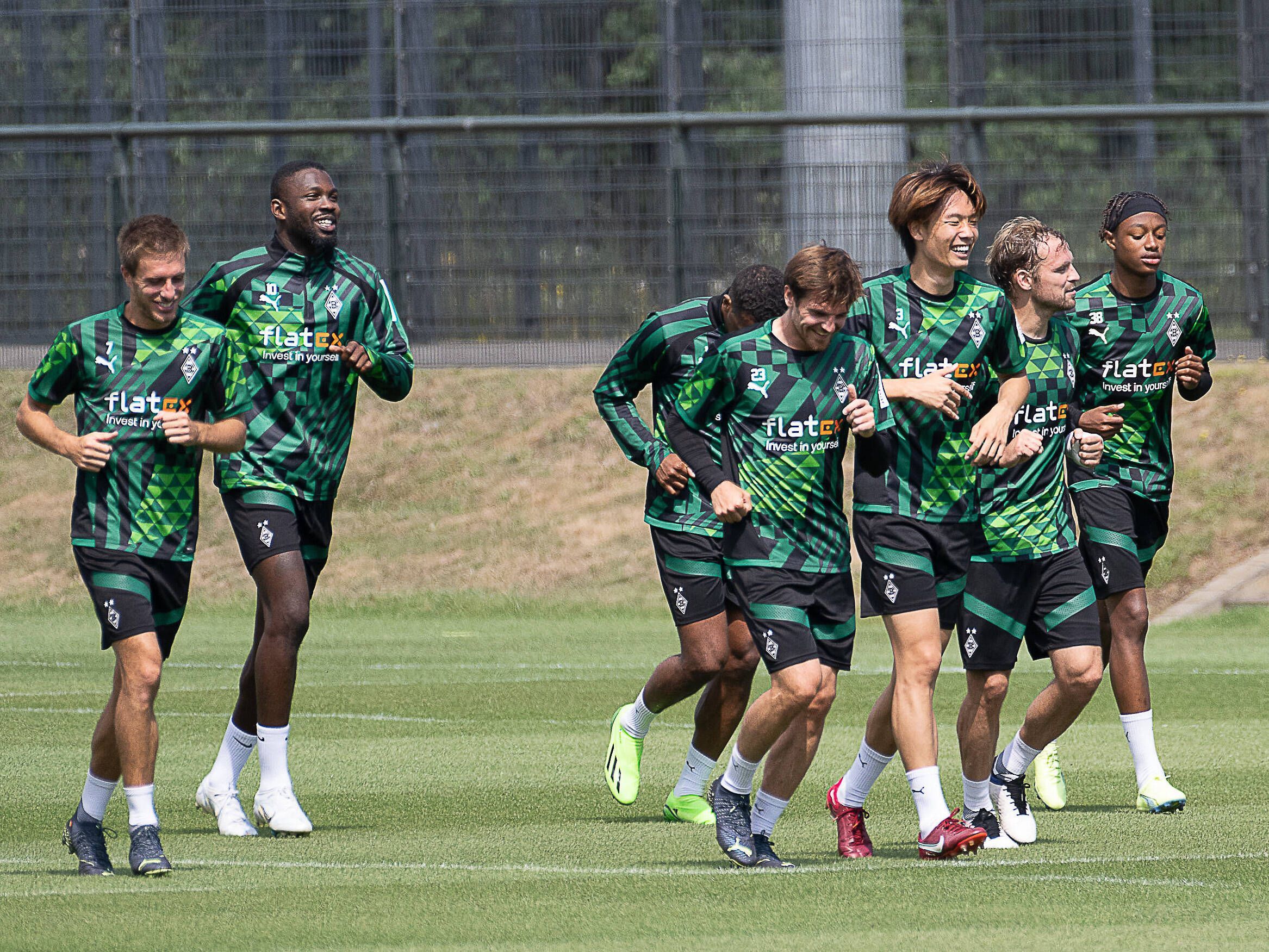 Einige Spieler aus dem Profi-Kader von Fußball-Bundesligist Borussia Mönchengladbach laufen über das Trainingsfeld im Borussia-Park. Diese Aufnahme stammt vom 29. Juli 2022. Zu sehen sind unter anderem Patrick Herrmann, Marcus Thuram, Jonas Hofmann und Ko Itakura.