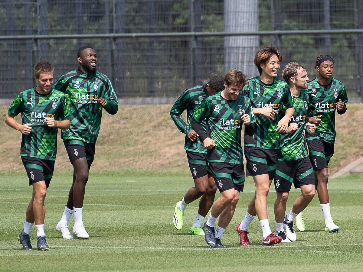 Einige Spieler aus dem Profi-Kader von Fußball-Bundesligist Borussia Mönchengladbach laufen über das Trainingsfeld im Borussia-Park. Diese Aufnahme stammt vom 29. Juli 2022. Zu sehen sind unter anderem Patrick Herrmann, Marcus Thuram, Jonas Hofmann und Ko Itakura.