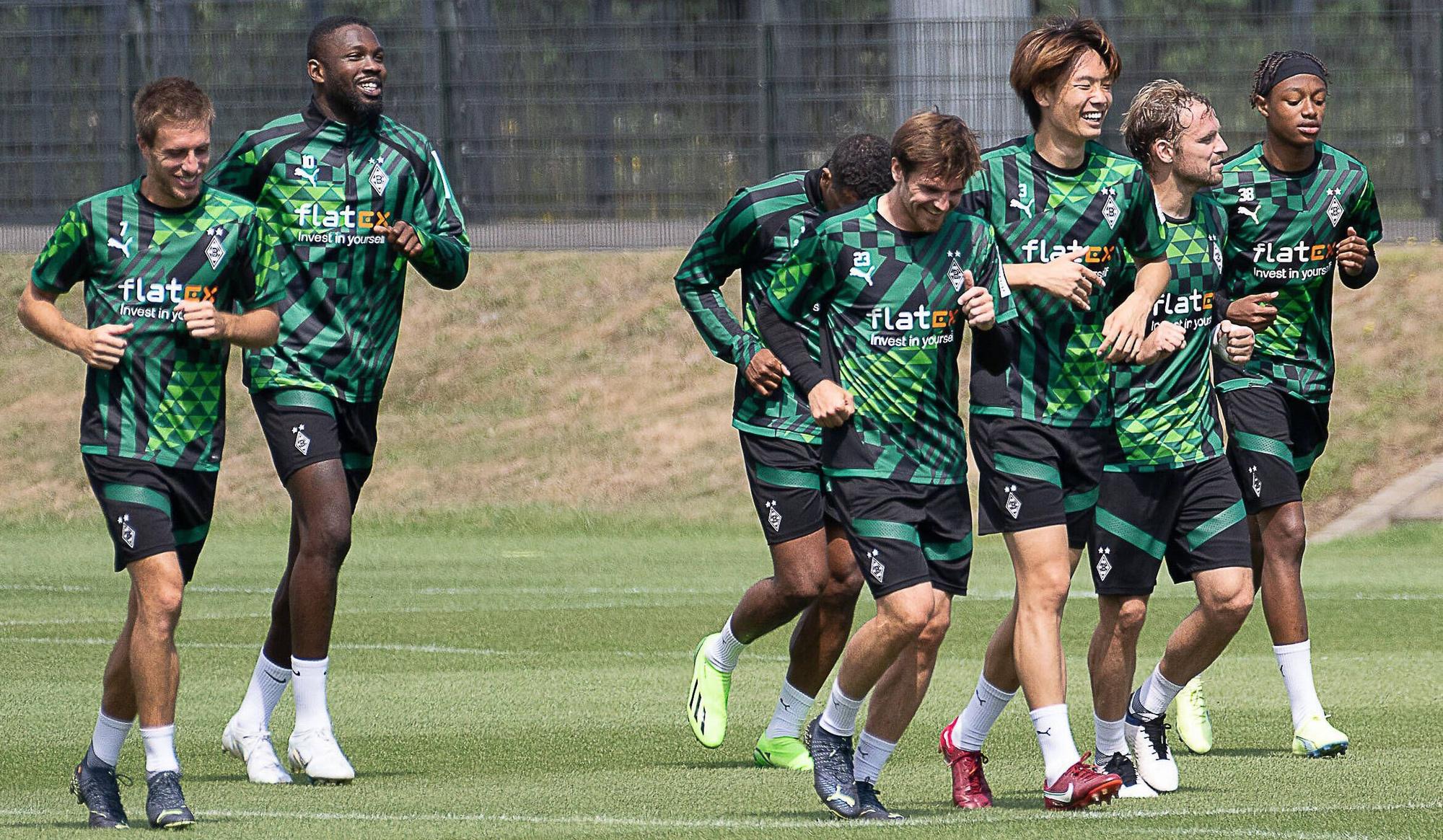 Einige Spieler aus dem Profi-Kader von Fußball-Bundesligist Borussia Mönchengladbach laufen über das Trainingsfeld im Borussia-Park. Diese Aufnahme stammt vom 29. Juli 2022. Zu sehen sind unter anderem Patrick Herrmann, Marcus Thuram, Jonas Hofmann und Ko Itakura.