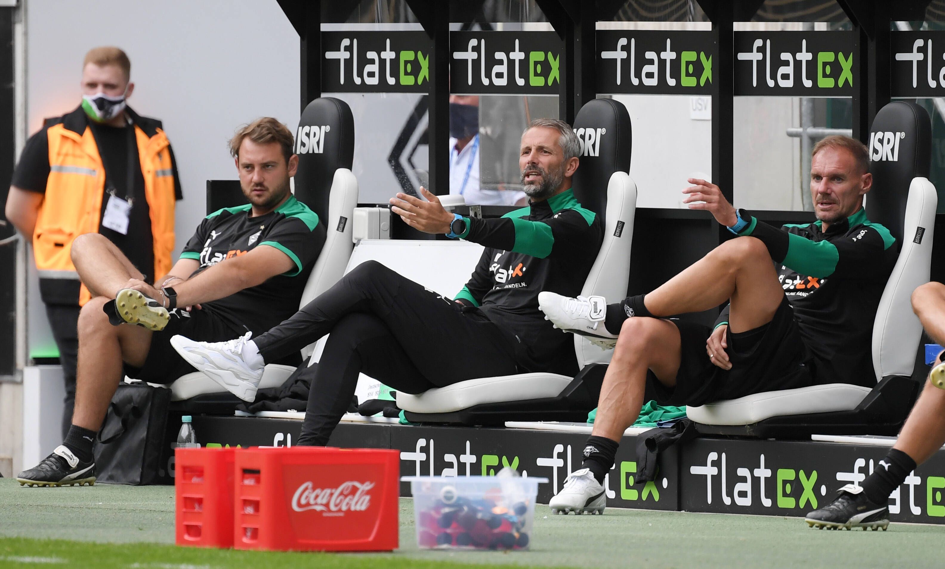Das ehemalige Trainer-Team von Fußball-Bundesligist Borussia Mönchengladbach: Marco Rose (Mitte), Alexander Zickler (rechts) und Rene Maric (links), auf diesem Foto am 27. August 2020 im Borussia-Park zu sehen. Rose macht eine Geste, Zickler auch, Maric schaut zu.