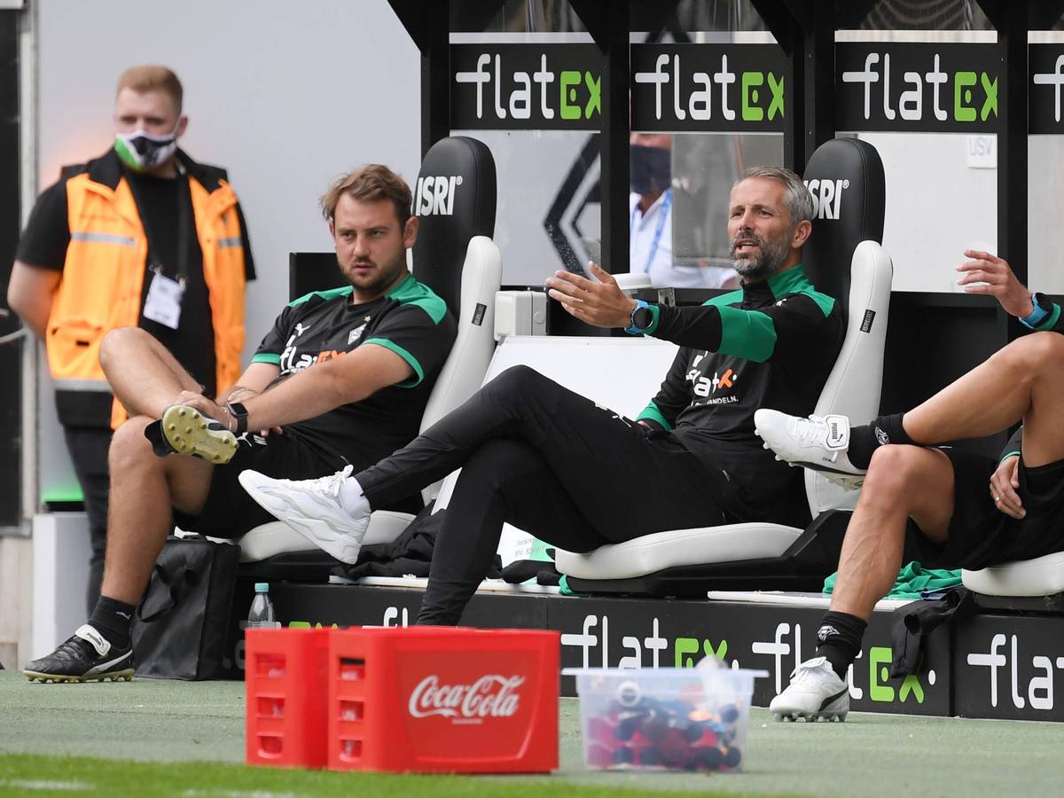 Das ehemalige Trainer-Team von Fußball-Bundesligist Borussia Mönchengladbach: Marco Rose (Mitte), Alexander Zickler (rechts) und Rene Maric (links), auf diesem Foto am 27. August 2020 im Borussia-Park zu sehen. Rose macht eine Geste, Zickler auch, Maric schaut zu.