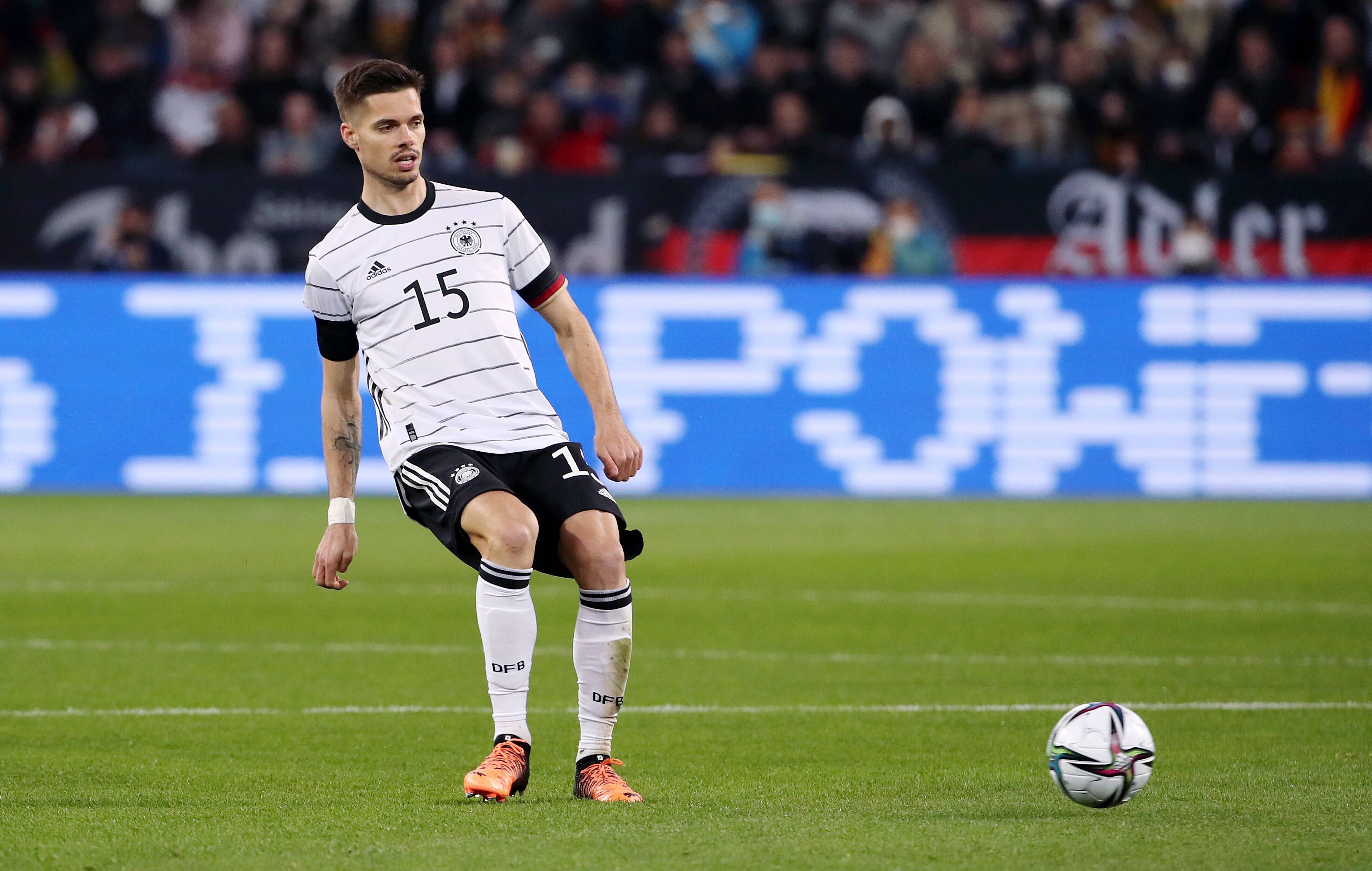 Gladbach-Profi Julian Weigl im Trikot der DFB-Elf, hier zu sehen am 26. März 2022 im Freundschaftsspiel gegen Israel in Sinsheim. Weigl spielt mit dem rechten Fuß einen Pass.
