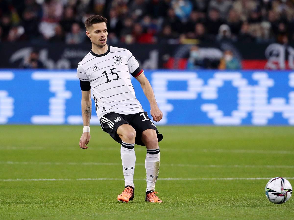 Mittelfeldspieler Julian Weigl von Benfica Lissabon im Einsatz für die deutsche Fußball-Nationalmannschaft. Dieses Foto stammt vom 26. März 2022. Weigl spielt einen Pass.