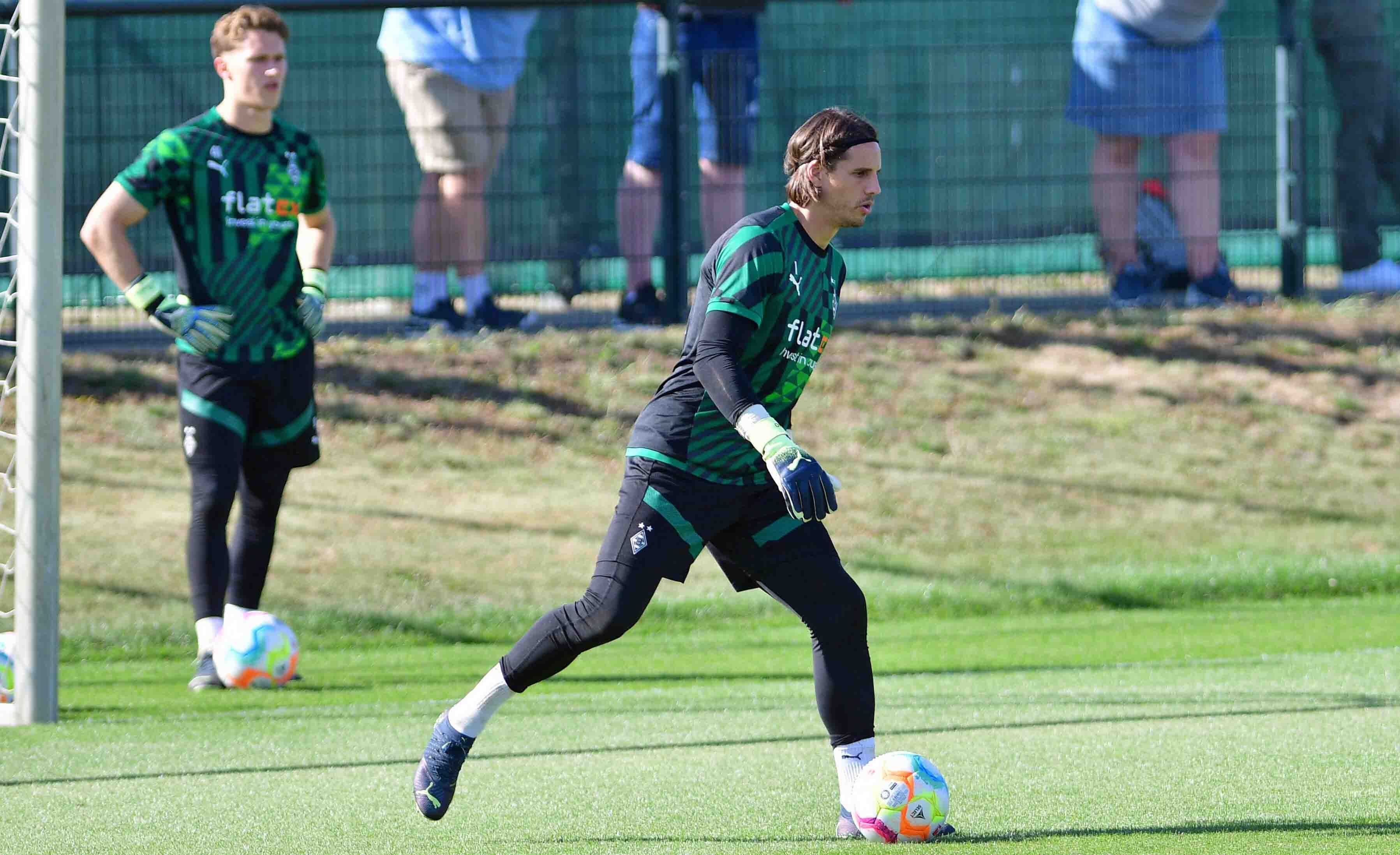 Yann Sommer, Torhüter von Fußball-Bundesligist Borussia Mönchengladbach, hat seine Oberschenkelprobleme auskuriert und ist fit für den Bundesliga-Start. Auf diesem Foto ist der Schweizer Nationalspieler am 3. August 2022 zu sehen.