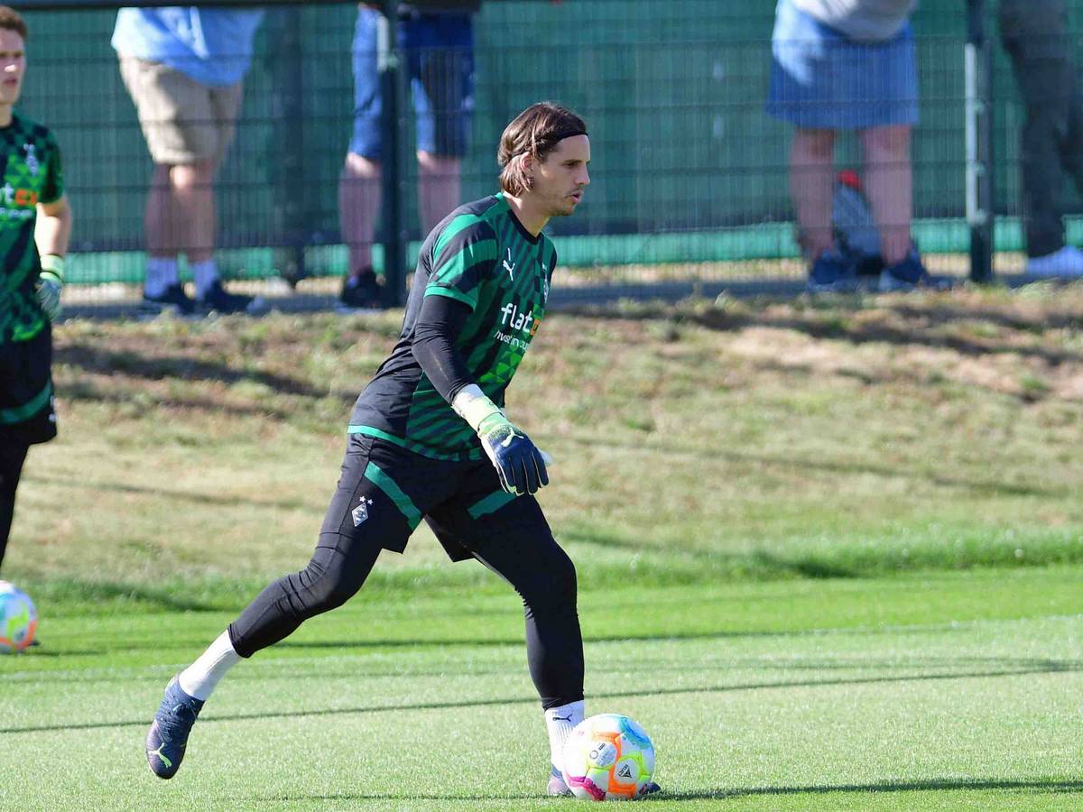 Yann Sommer, Torhüter von Fußball-Bundesligist Borussia Mönchengladbach, hat seine Oberschenkelprobleme auskuriert und ist fit für den Bundesliga-Start. Auf diesem Foto ist der Schweizer Nationalspieler am 3. August 2022 zu sehen.