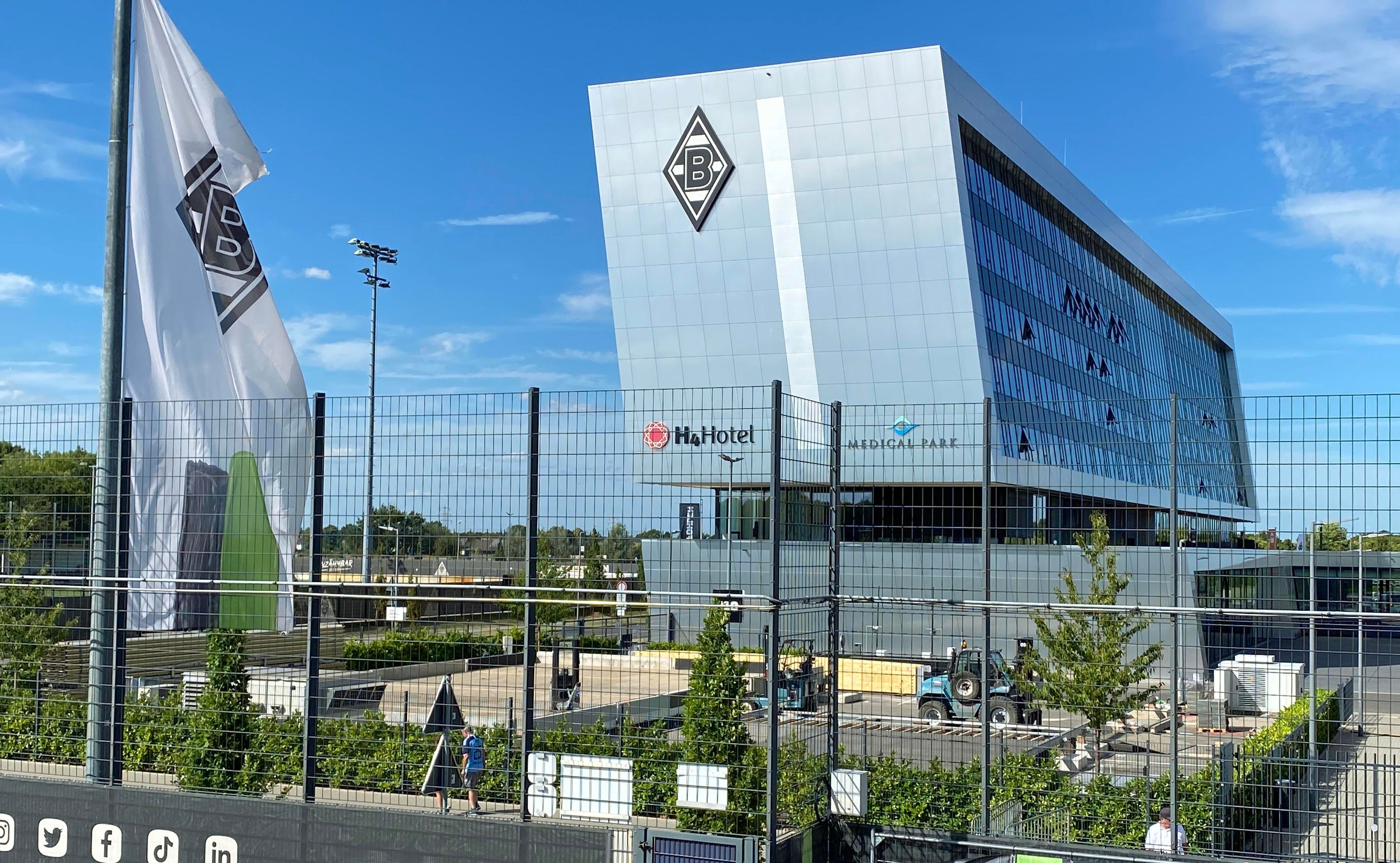 Im Borussia-Park in Mönchengladbach ist eine Baustelle entstanden. Im Borussia-Park wird auf „P10“ derzeit ein neuer Fitnessbereich errichtet. Im Hintergrund ist der Bau „8 Grad“ zu sehen