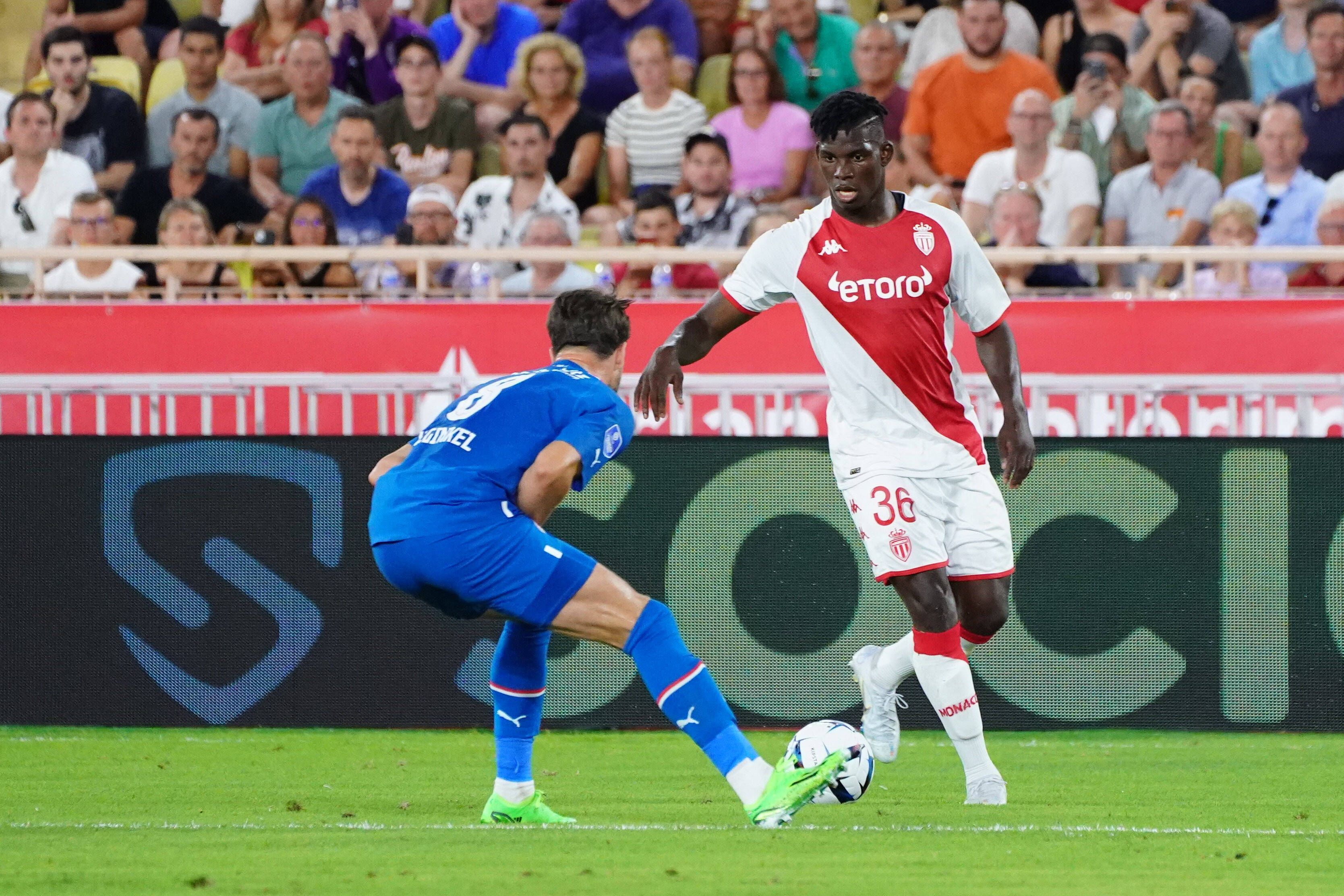 Ex-Gladbach-Profi Breel Embolo stürmt nun für AS Monaco. Hier ist der Schweizer im Champions-League-Quali-Duell (2. August 2022) gegen PSV Eindhoven zu sehen. Embolo hat den Ball.