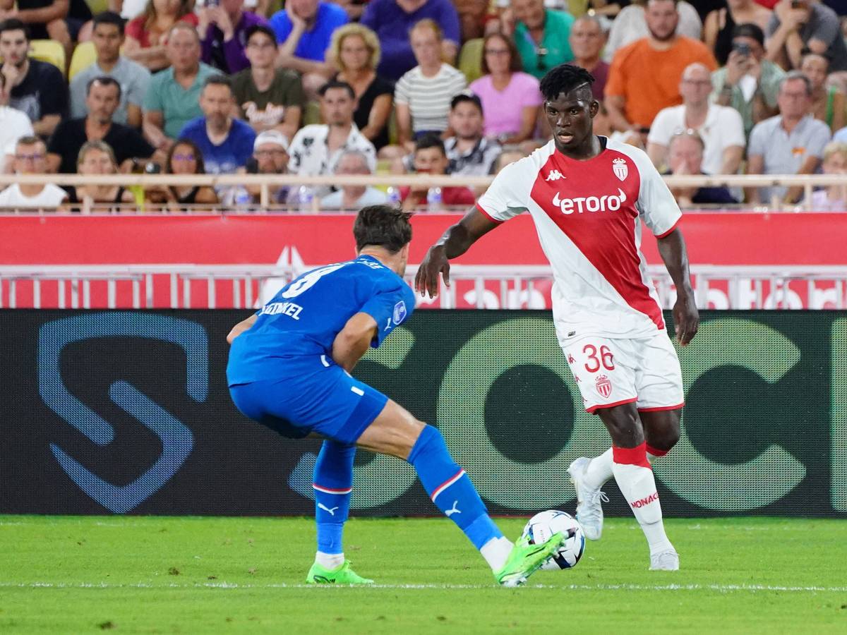 Ex-Gladbach-Profi Breel Embolo stürmt nun für AS Monaco. Hier ist der Schweizer im Champions-League-Quali-Duell (2. August 2022) gegen PSV Eindhoven zu sehen. Embolo hat den Ball.
