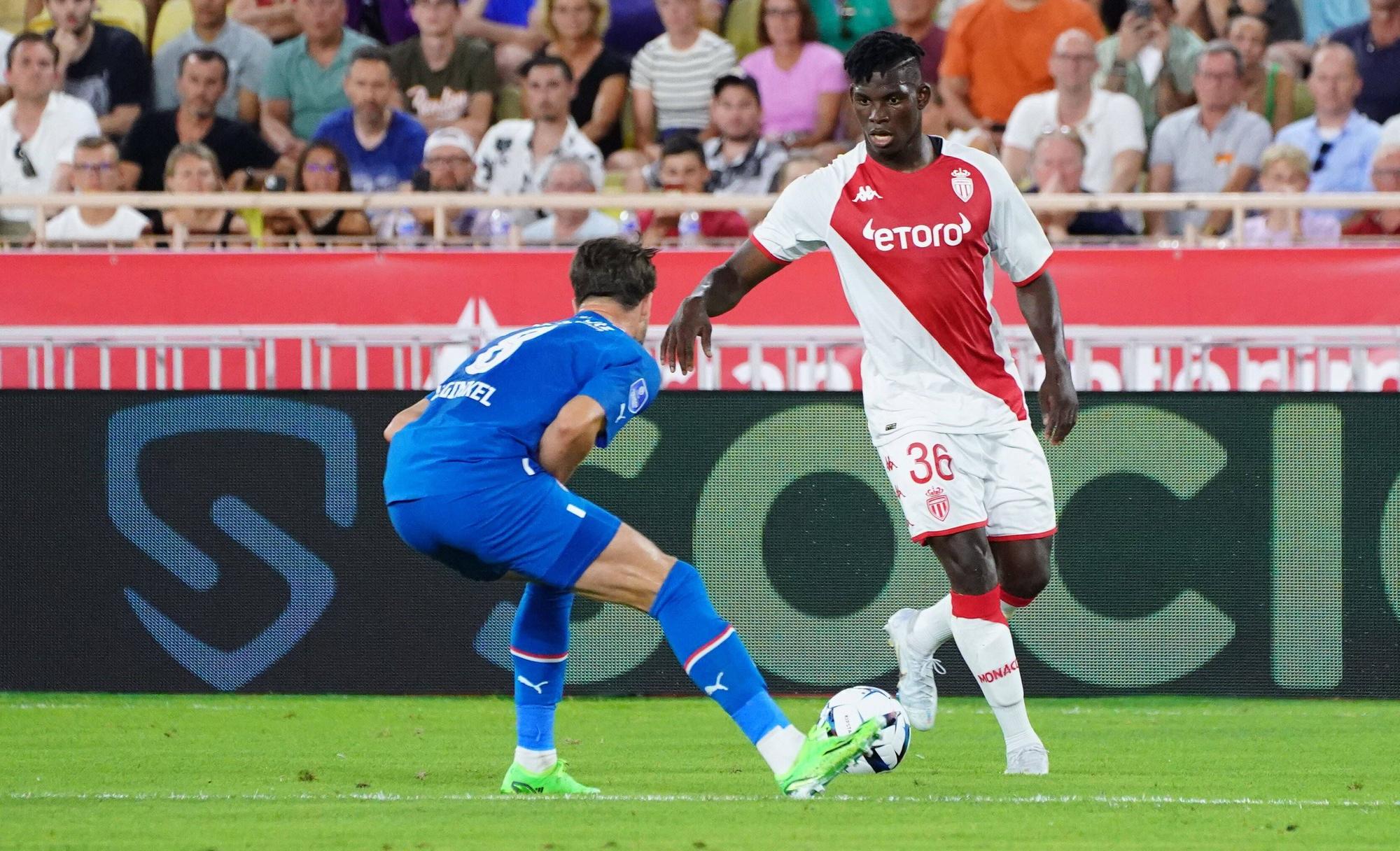 Ex-Gladbach-Profi Breel Embolo stürmt nun für AS Monaco. Hier ist der Schweizer im Champions-League-Quali-Duell (2. August 2022) gegen PSV Eindhoven zu sehen. Embolo hat den Ball.