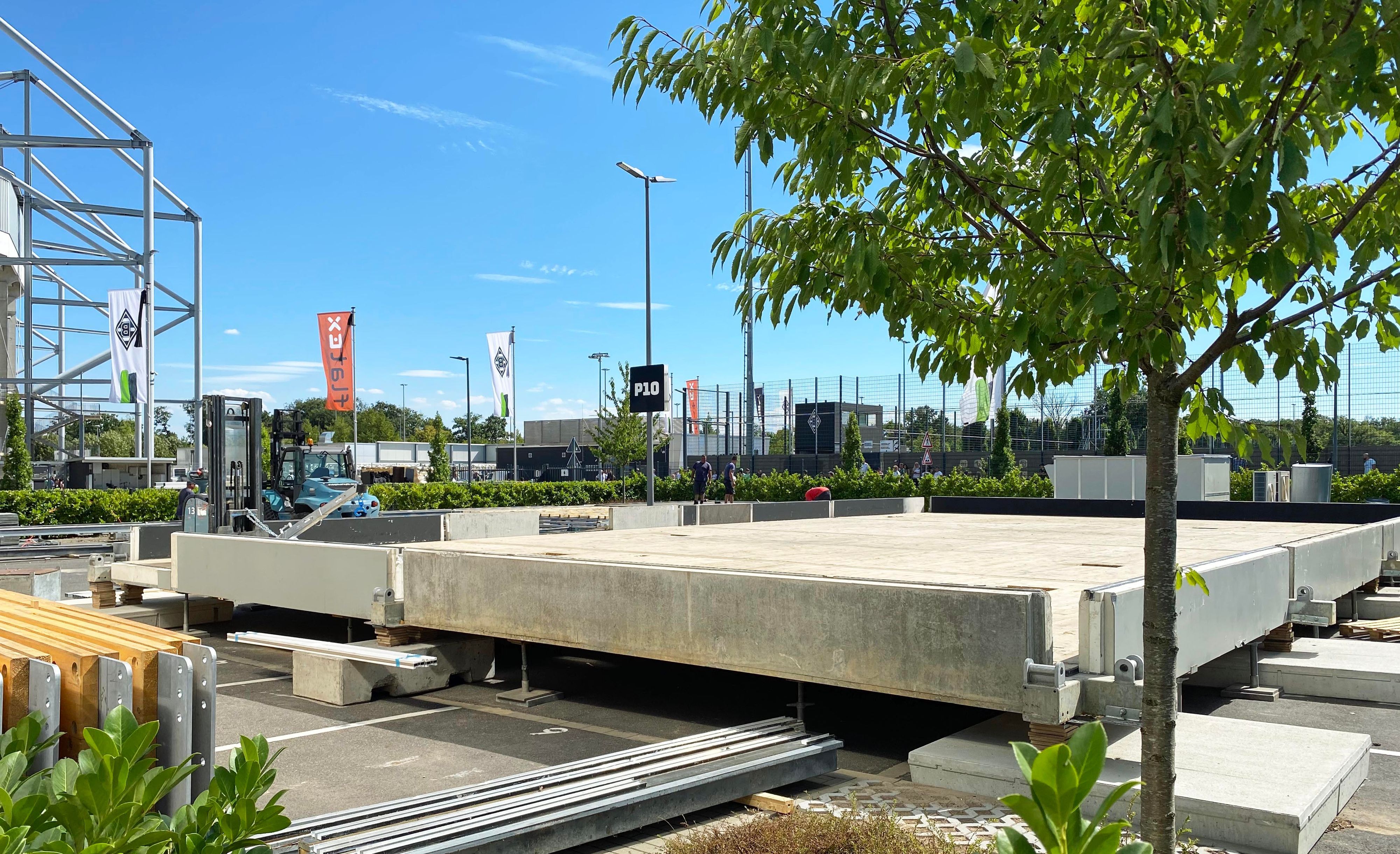 Im Borussia-Park in Mönchengladbach ist eine Baustelle entstanden. Dieses Foto vom 3. August 2022 zeigt den ehemaligen Parkplatz der Gladbach-Profis. Überall liegt Baumaterial herum.